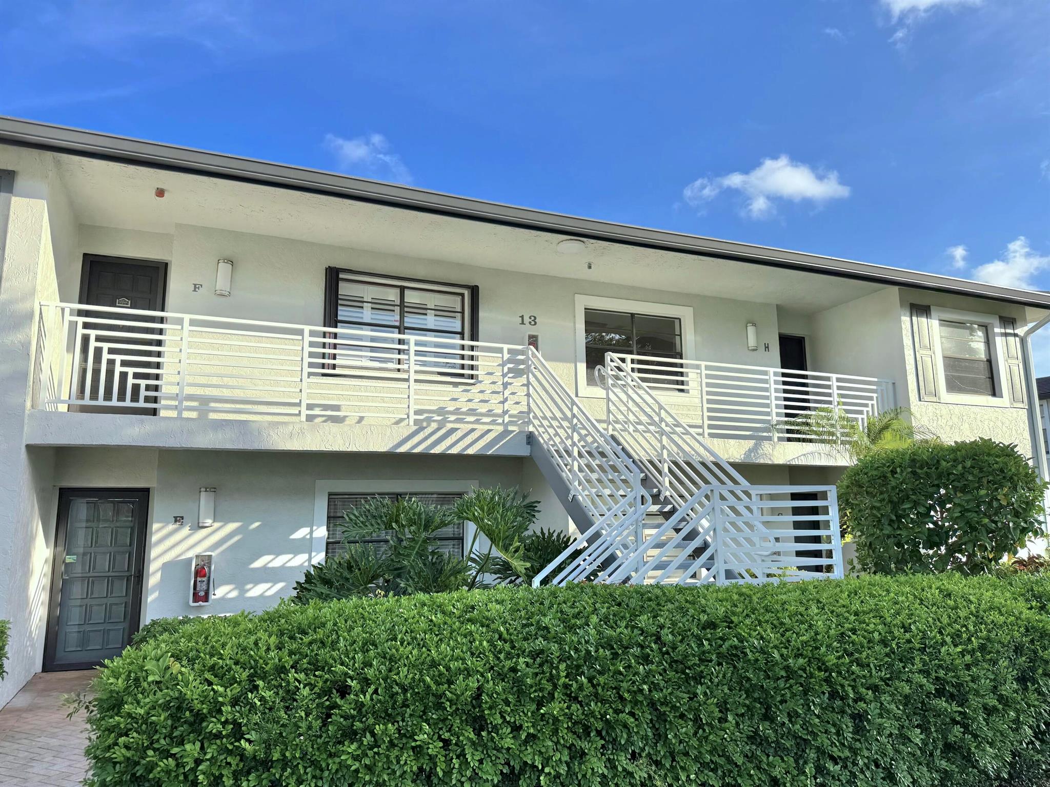 Renovated Turn-key seasonal rental available for winter 2025-2026 with FULL Golf & Racquet Membership! Second-floor corner unit features 2 king-size bedrooms, plus 2 baths, a spacious living area, an eat-in kitchen, and a screened balcony with golf and water views. Steps away from the Southport pool and clubhouse. Enjoy the best of country club living at Hunters Run, with 54 holes of championship golf, 18 Har-Tru tennis courts, 12 pickle-ball courts, a. resort-style clubhouse and pool, fitness center, salon, spa, and more. Additional Fees Apply. *FURNITURE PACKAGE ON ORDER*