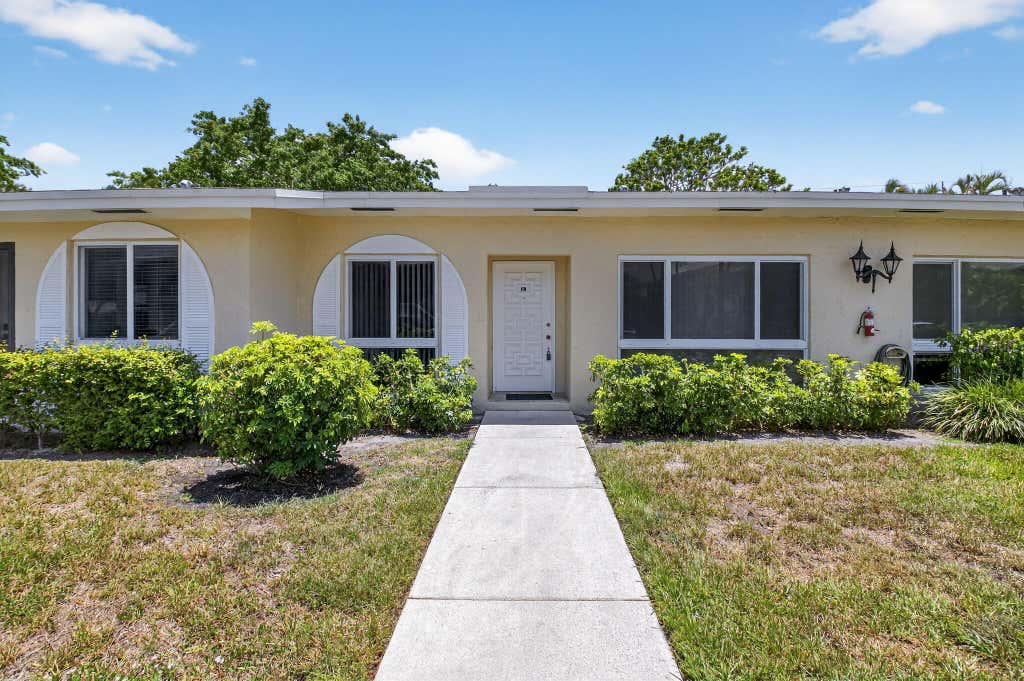 Photo of 13984 VÃ­a Flora #B, Delray Beach, FL 33484 (MLS # B26043836)