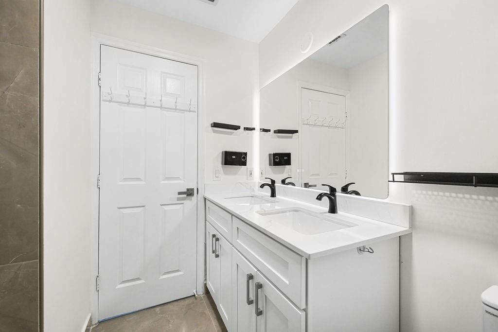 Paragon Centre 162-35 B - Residential Lease