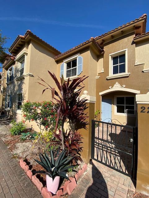 Beautiful 2 bedrooms two-story with 2/1 Bathrooms in the desirable community of Links at Emerald Dunes Condo.Community offers large olympic sized swimming pool and spacious childrens playground. Close to shopping, schools and more!