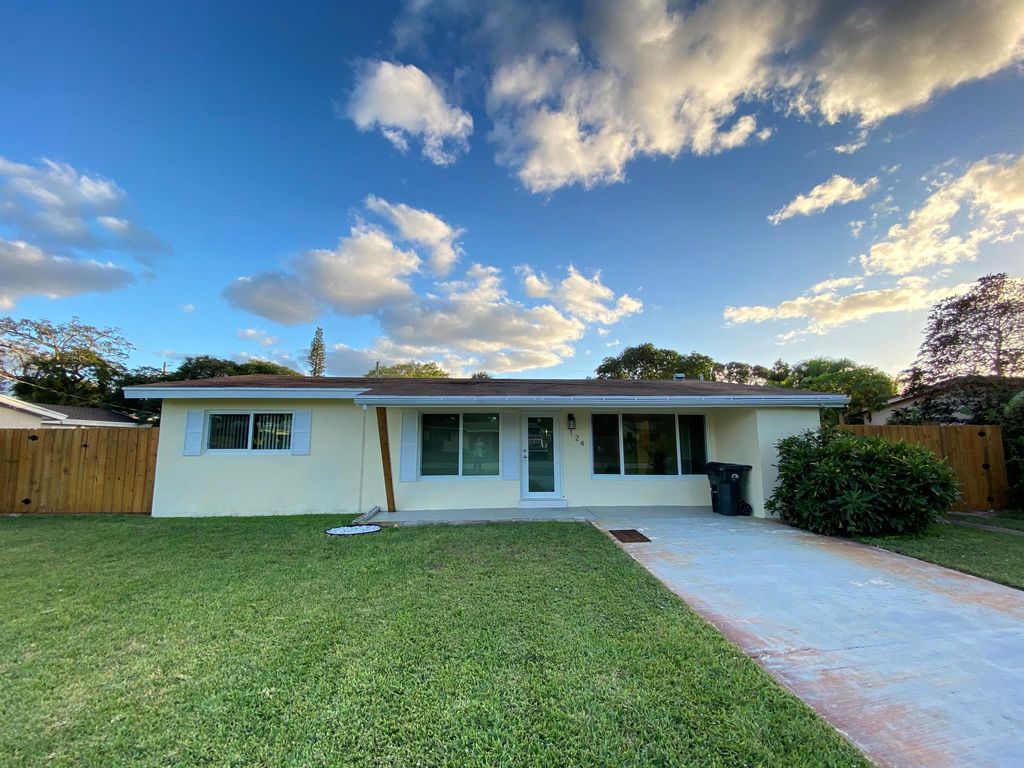 Photo of 124 NW 9th Street, Boca Raton, FL 33432 (MLS # R11131685)