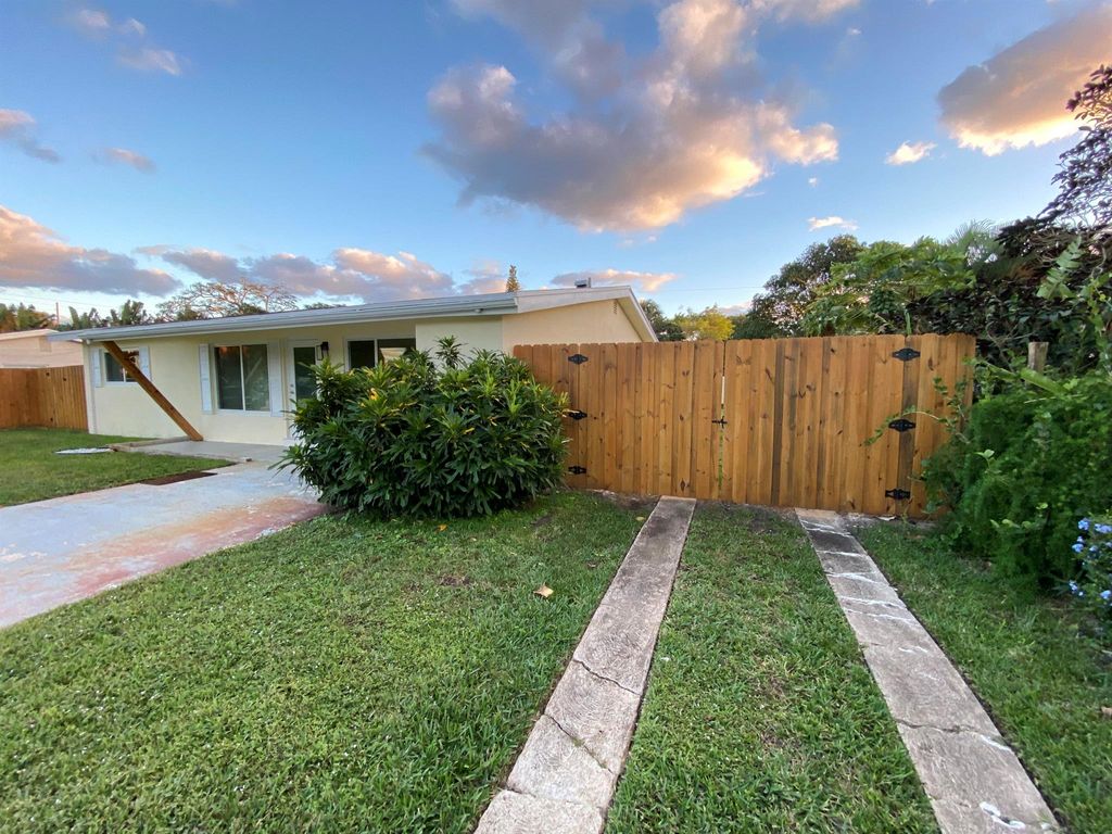 Photo of 124 NW 9th Street, Boca Raton, FL 33432 (MLS # R11131685)