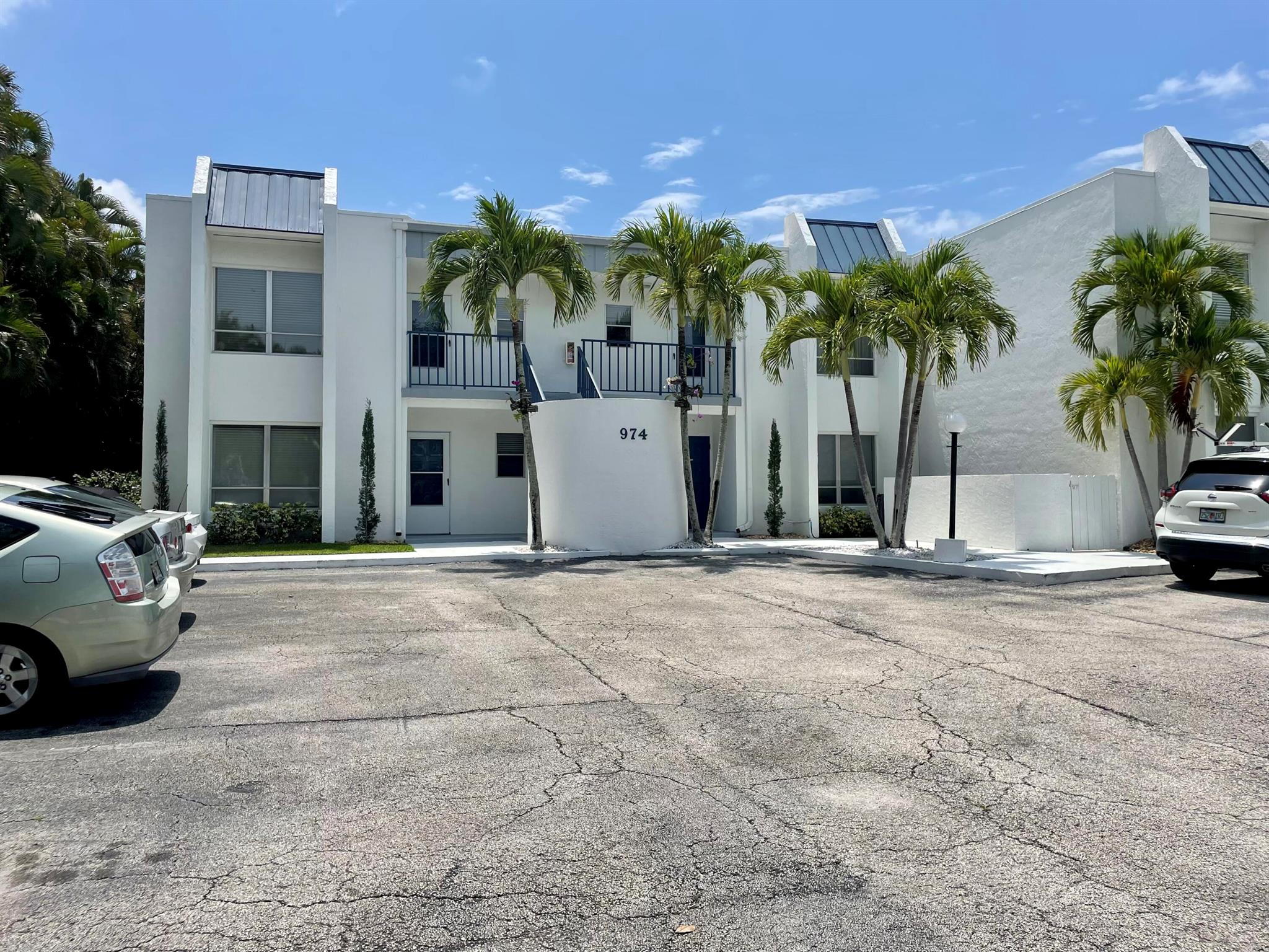 Fully furnished SEASONAL RENTAL - turn key ready. Enjoy the beauty, peace, and tranquility of this 1 of 7 unit complex in a secluded portion of Stuart, FL. Bring your toothbrush and your bathing suits, the rest is waiting here for you. with a beautiful view of the private marina with ocean access just minutes away. Onsite common laundry and easy access to all the wonderful restaurants in Stuart and minutes away from Jensen Beach. Tenant pays electric and taxes.