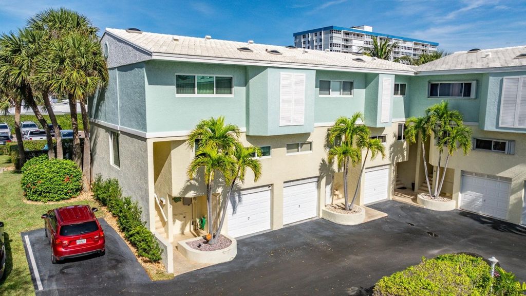 Photo of 884 SE 19th Avenue, Deerfield Beach, FL 33441 (MLS # F10479209)