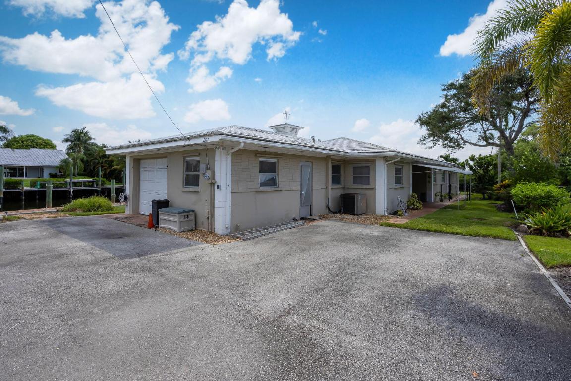 YACHT CLUB ESTATES - Land