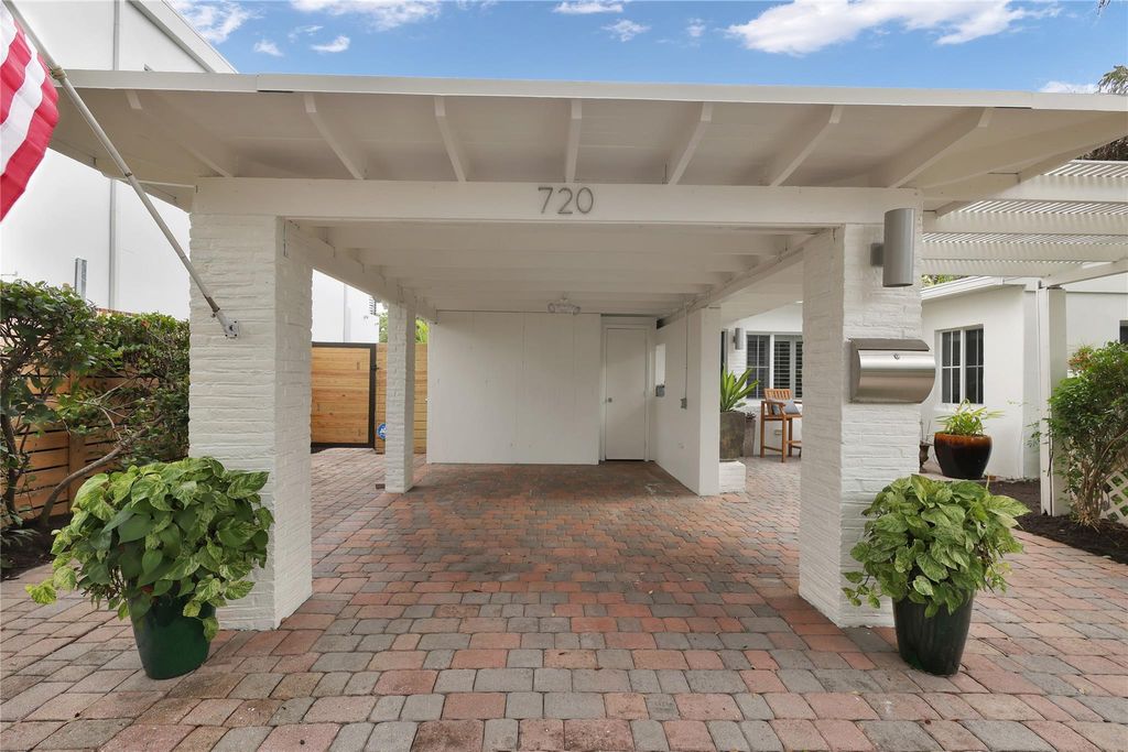 Photo of 720 NE 17th Te Ter, Fort Lauderdale, FL 33304 (MLS # F10539005)