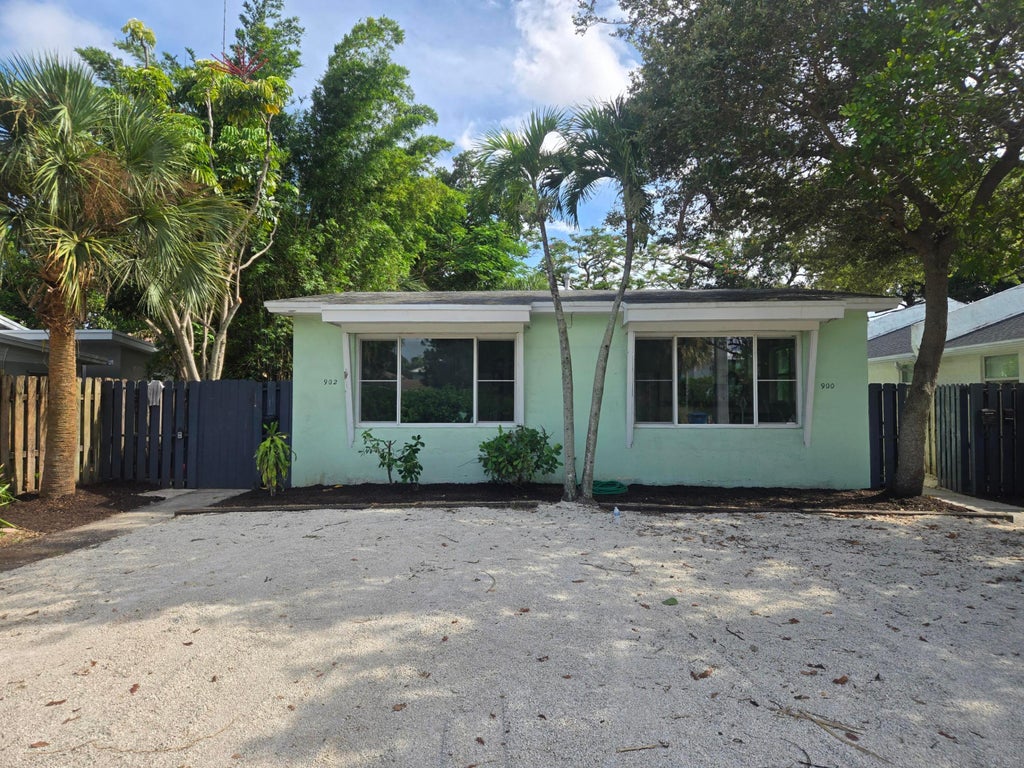 Photo of 900 SE 12th Street, Fort Lauderdale, FL 33316 (MLS # B26050570)