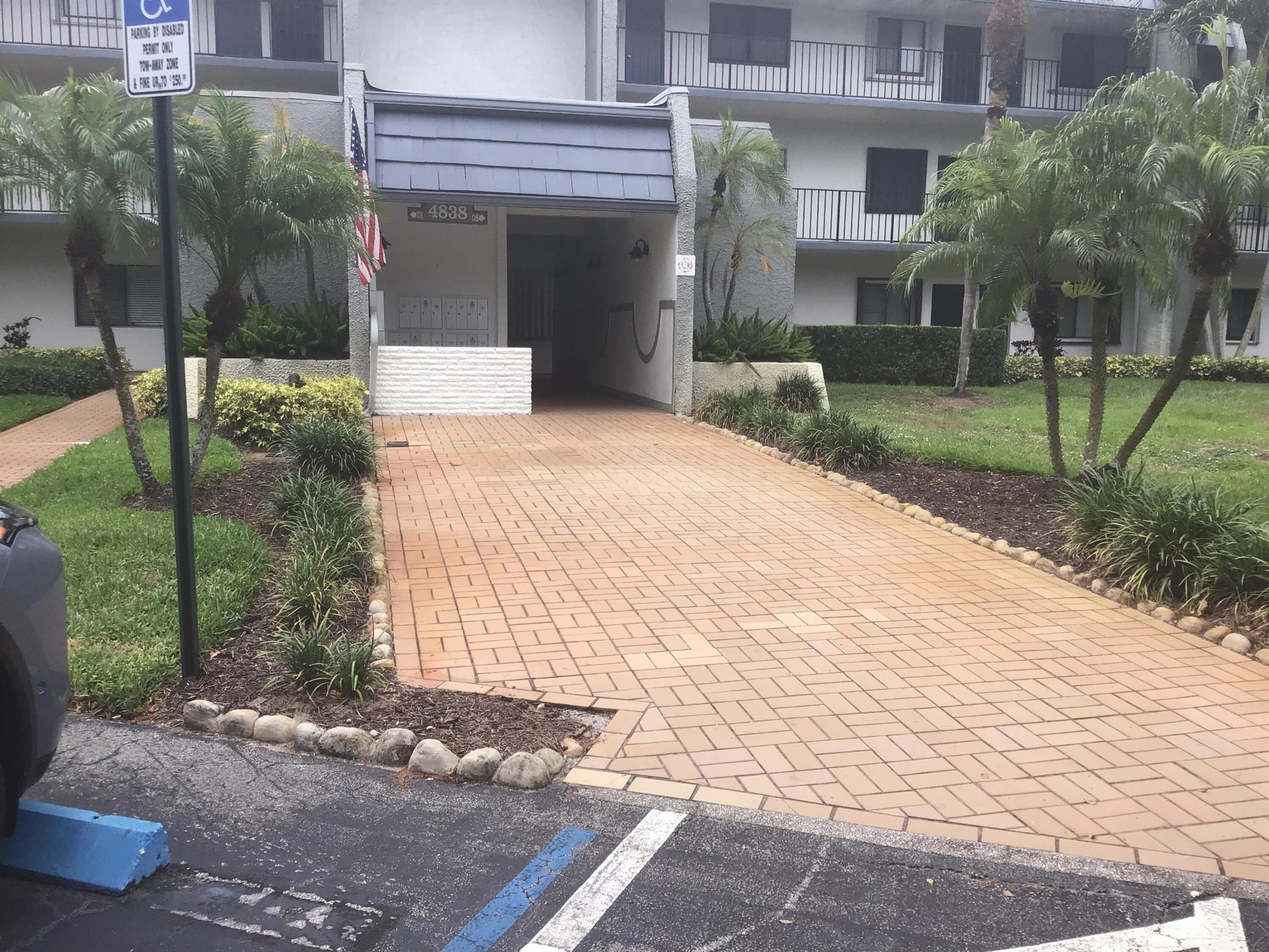 Beautiful large one bedroom renovated kitchen with open kitchen stainless appliances, and granite countertops. Gate community. Over 55