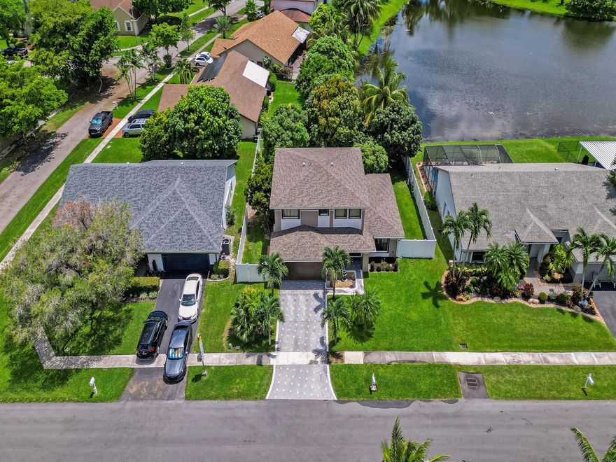 ◦Everyone deserves a place to call home, Looking for a space comfortable with a touch of nature, this home is the perfect home for you. a wonderful single-family house that you can call home in a quiet neighborhood, with fenced, and lake. the location is perfect, only a short minute's drive from the shopping Plaza, restaurants, schools, hospitals, and the rest of the city of Miramar and Pembroke Pines. 4 bedrooms, 3 on the 2nd floor, and 1 downstairs with  a full baths. The living room and dining room have a beautiful layout with an open kitchen fully equipped with high-quality appliances and a family room access to the  patio backyard.