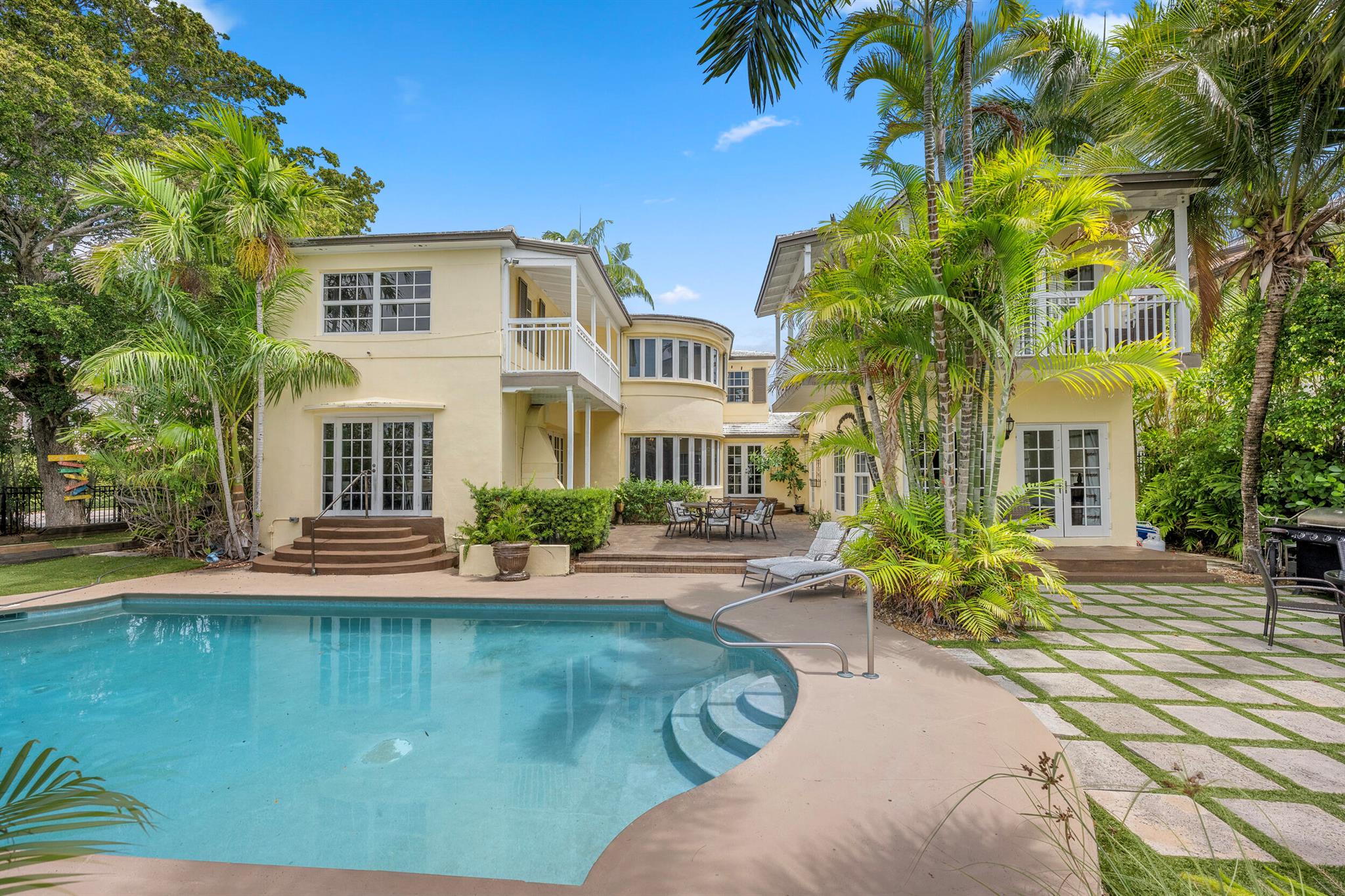 2300 Castilla Isle