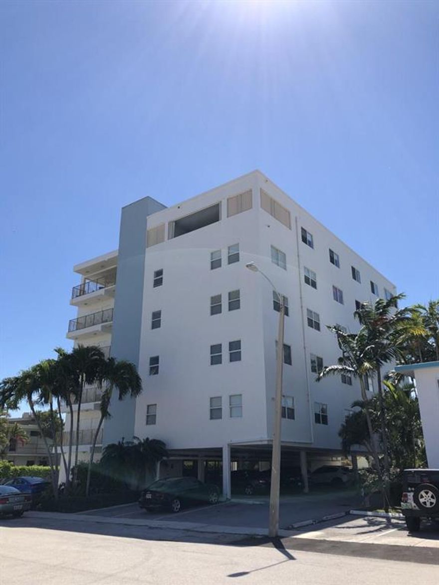 Bright, airy and large 1 bedroom, 1.5 baths condo just 3 blocks from Ft Lauderdale beach. Updated kitchen with granite counters and stainless steel appliances. Large master bedroom features a large walk in closet. Lots of storage space. Central A/C. Clean & freshly painted, new blinds, one covered parking spot. Shared laundry on each floor. Great landlords!