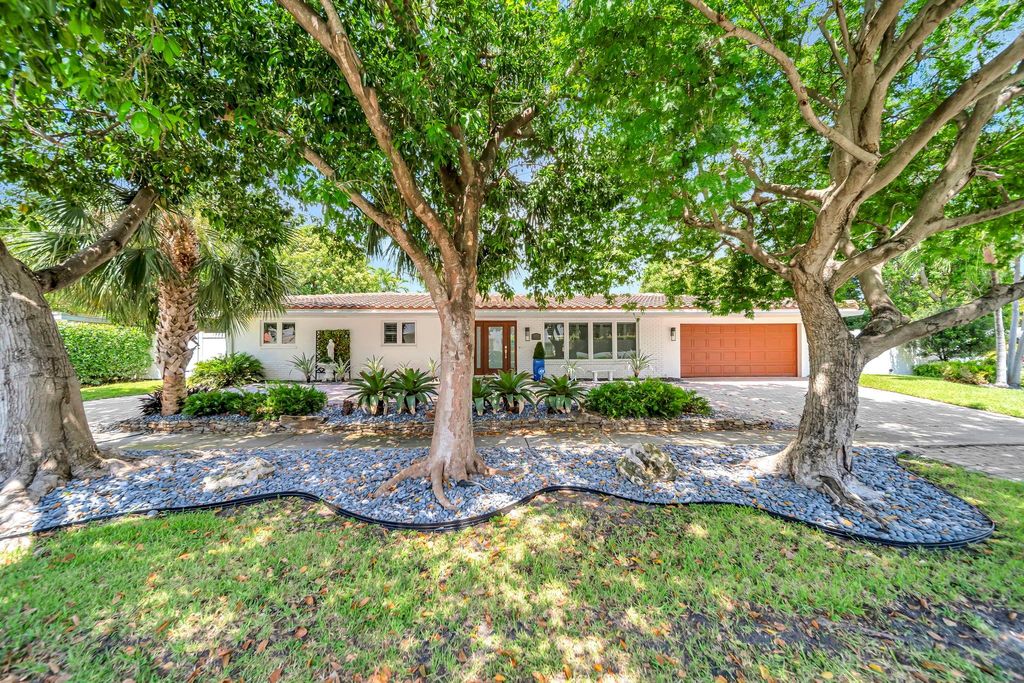 Photo of 1925 SE 25th Avenue, Fort Lauderdale, FL 33316 (MLS # F10516280)