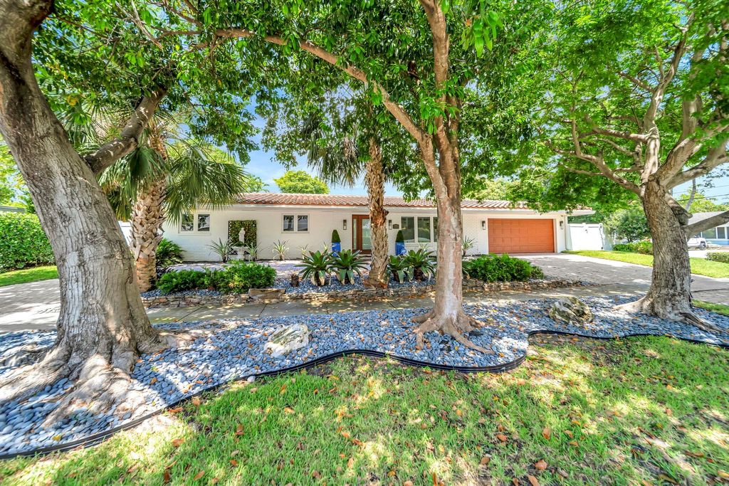 Photo of 1925 SE 25th Avenue, Fort Lauderdale, FL 33316 (MLS # F10516280)