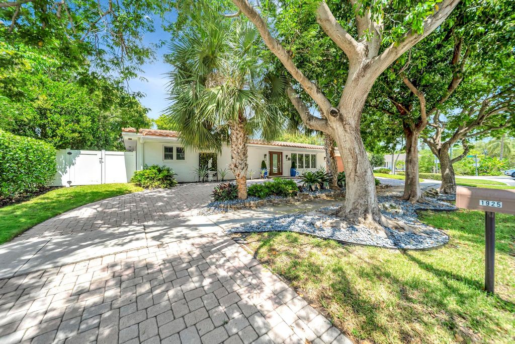 Photo of 1925 SE 25th Avenue, Fort Lauderdale, FL 33316 (MLS # F10516280)