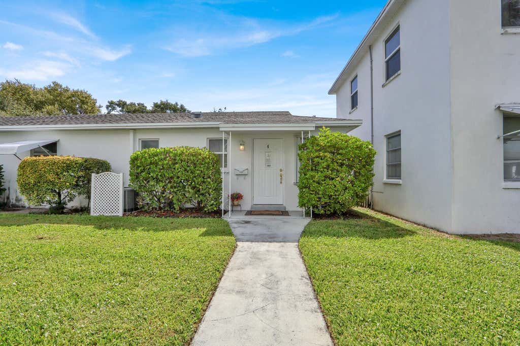 Photo of 10084 Meridian Way N #4, Palm Beach Gardens, FL 33410 (MLS # B26056542)