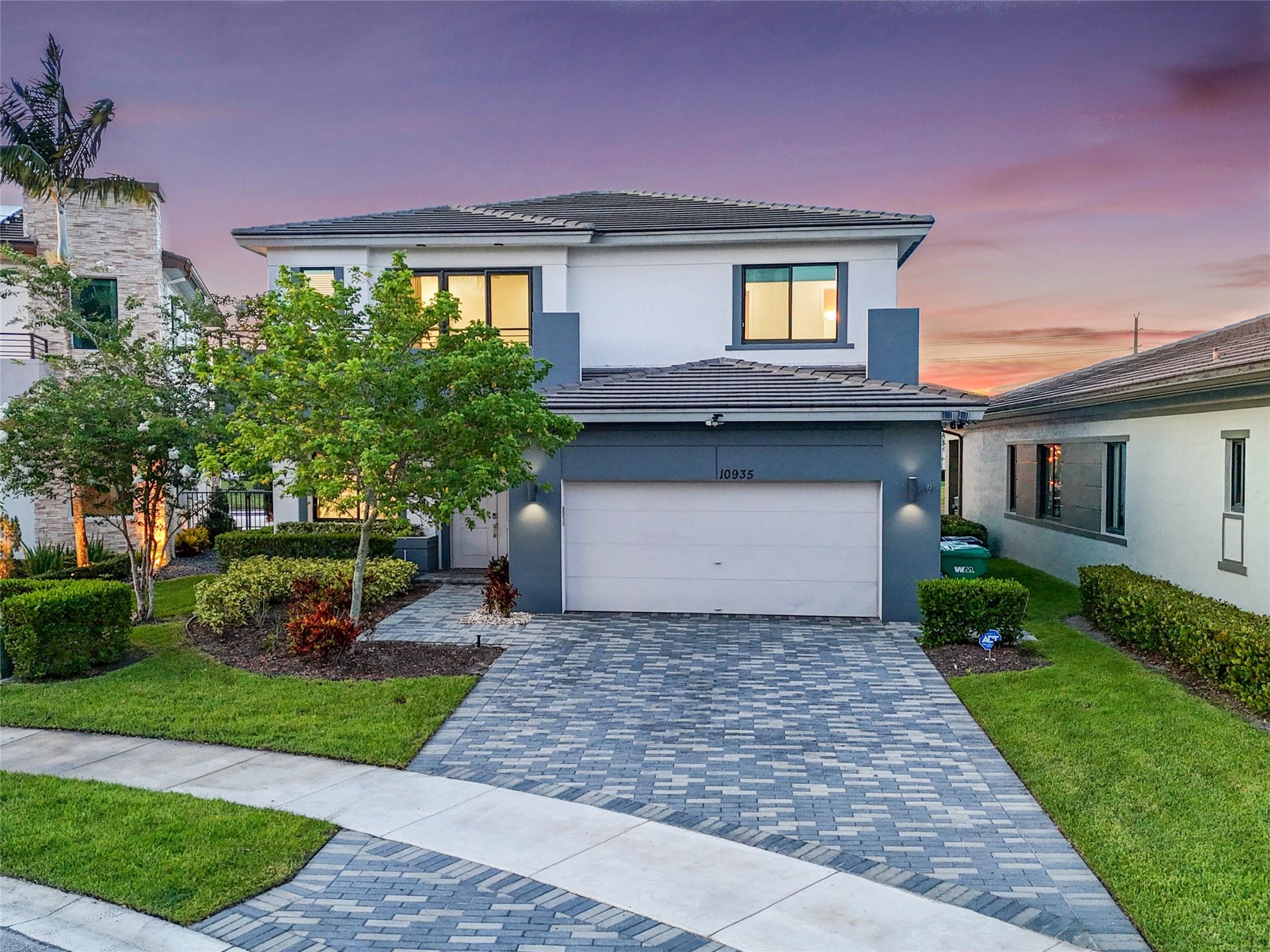 ABSOLUTELY STUNNING! Carrington model in Cascata at MiraLago! This 4 bed, 4 bath home sits on a cul-de-sac, waterfront lot. Chef’s kitchen with quartz counters, shaker cabinets, gas range, and stainless steel appliances. The spacious primary suite has double doors, dual walk-in closets, a soaking tub, and an oversized shower. Light, neutral finishes throughout. Enjoy the fully fenced yard with a covered patio. Move-in ready with plenty of space for a pool! Cascata residents have access to both Cascata and Mira Lago amenities. 2 clubhouses, 2 resort-style pools, 2 fitness centers, 2 splash parks, an indoor basketball gymnasium, tons of sports courts, and more.