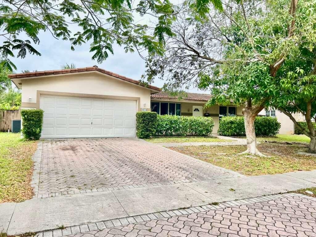 Photo of 4913 Mckinley Street, Hollywood, FL 33021 (MLS # B26011104)