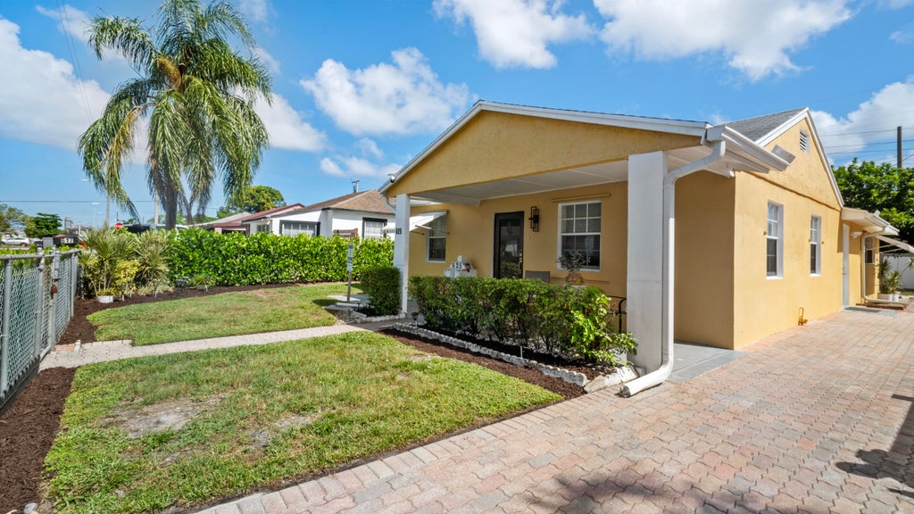Photo of 625 W 2ND Street, Riviera Beach, FL 33404 (MLS # B26070849)