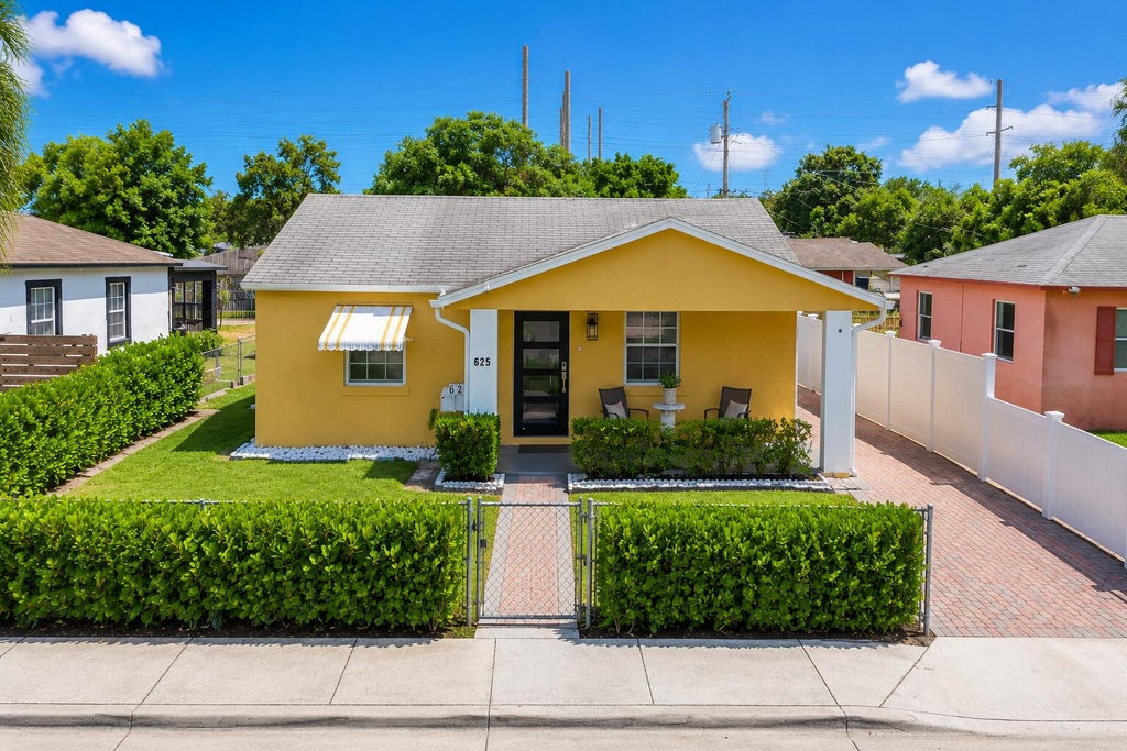 Photo of 625 W 2ND Street, Riviera Beach, FL 33404 (MLS # B26070849)