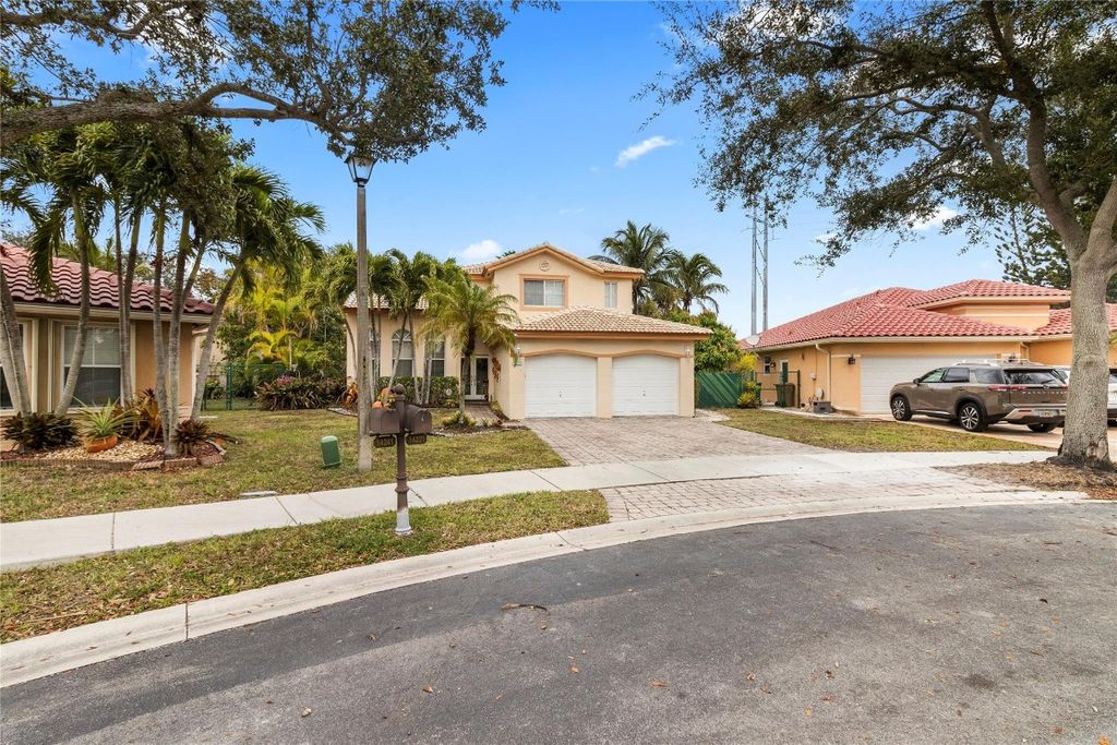 Photo of 14221 N Royal Cove Circle, Davie, FL 33325 (MLS # F10490891)