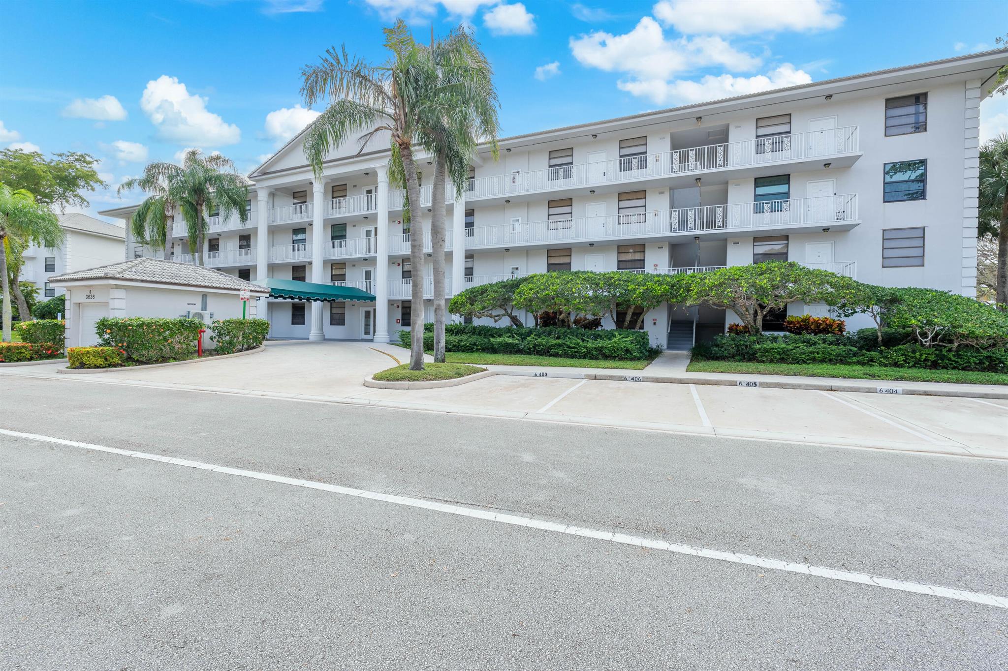 WATERVIEW, SPACIOUS 2/2, WITH BRAND NEW APPLIANCES, AND NEW LAMINATE IN BOTH BEDROOM, WASHER AND DRYER ROOM, EXTRA ROOM FOR BEDROOM, DEN OR STORAGE. GATED COMMUNITY WITH CLUB HOUSE, POOL, CLOSE TO EVERYTHING, OUTLET MALL, 10 MINUTES TO PBI AIRPORT, DOWNTOWN, BEACHES, CLOSE TO I95, WELCOME TO EVERYONE. EASY TO SHOW.