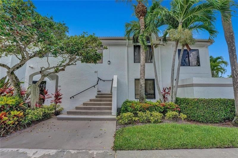 Photo of 7533 Glendevon Lane #907, Delray Beach, FL 33446 (MLS # B26037016)