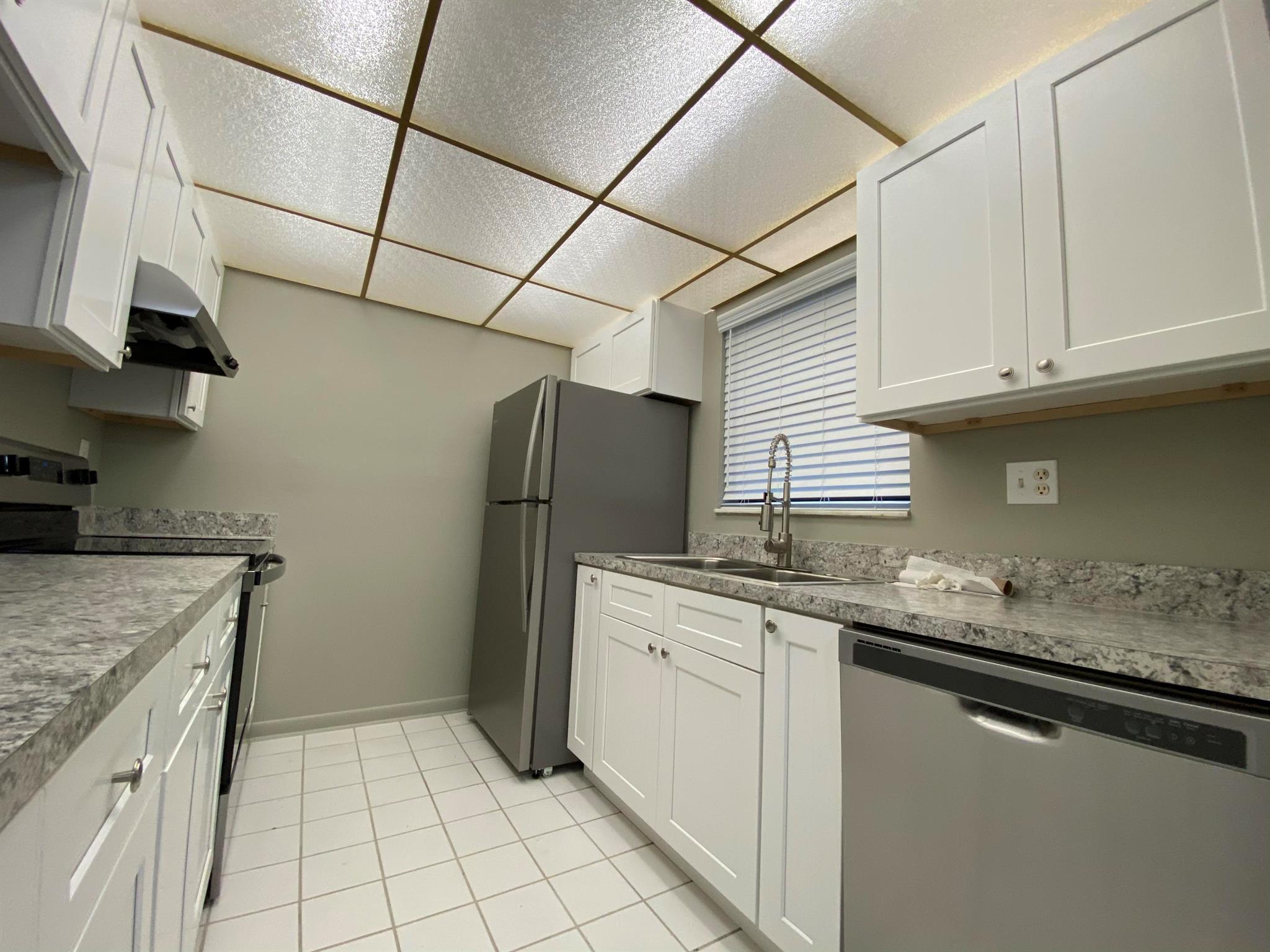 2+2 condo for rent in West Palm Beach. Close to everything West Palm Beach has to offer. Very close to shopping centers, restaurants, supermarkets, Whole Foods, Palm Beach Outlet mall, I-95 expressway, Palm Beach International airport and so much more.