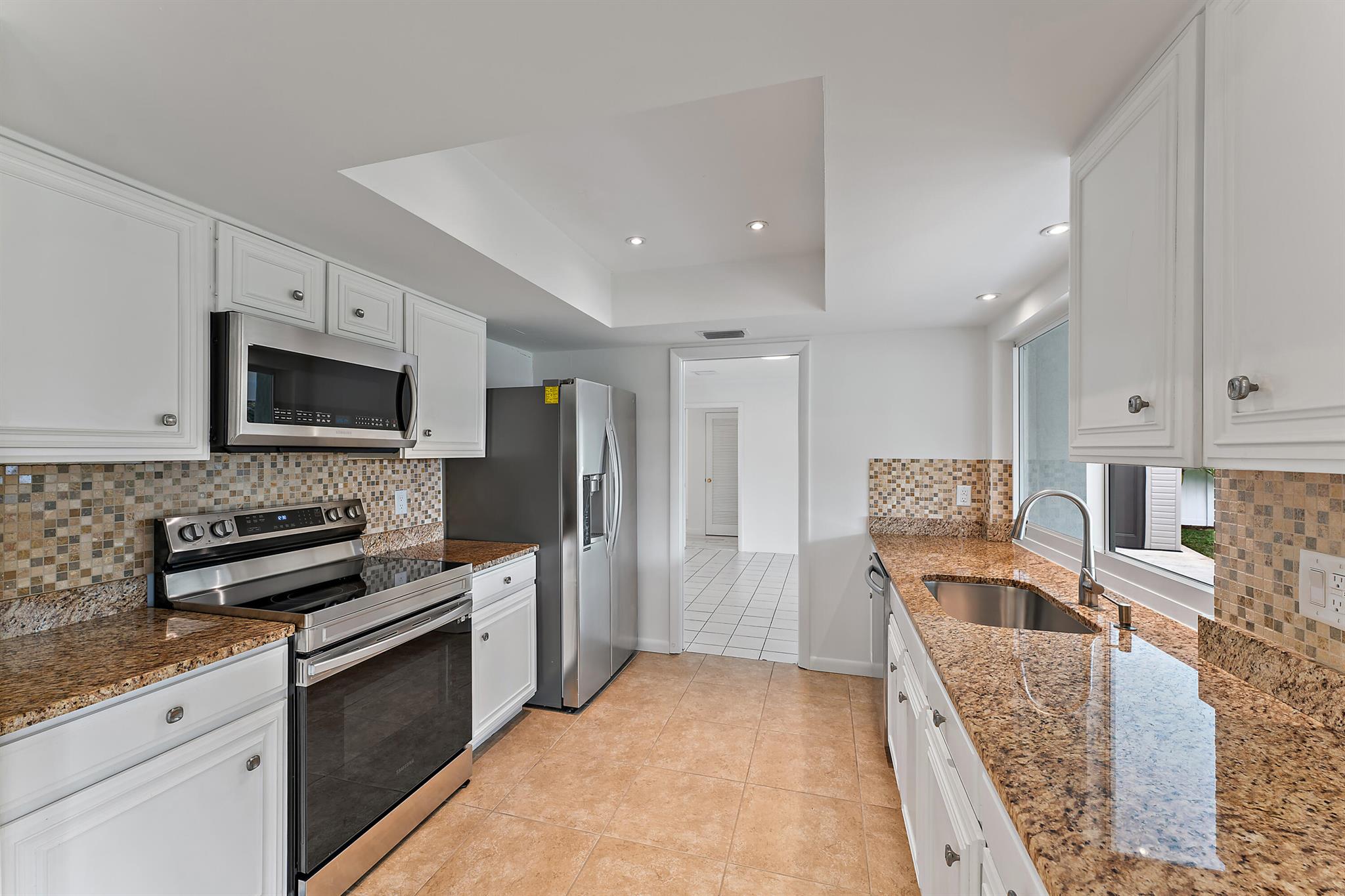 YACHT CLUB - Residential Lease