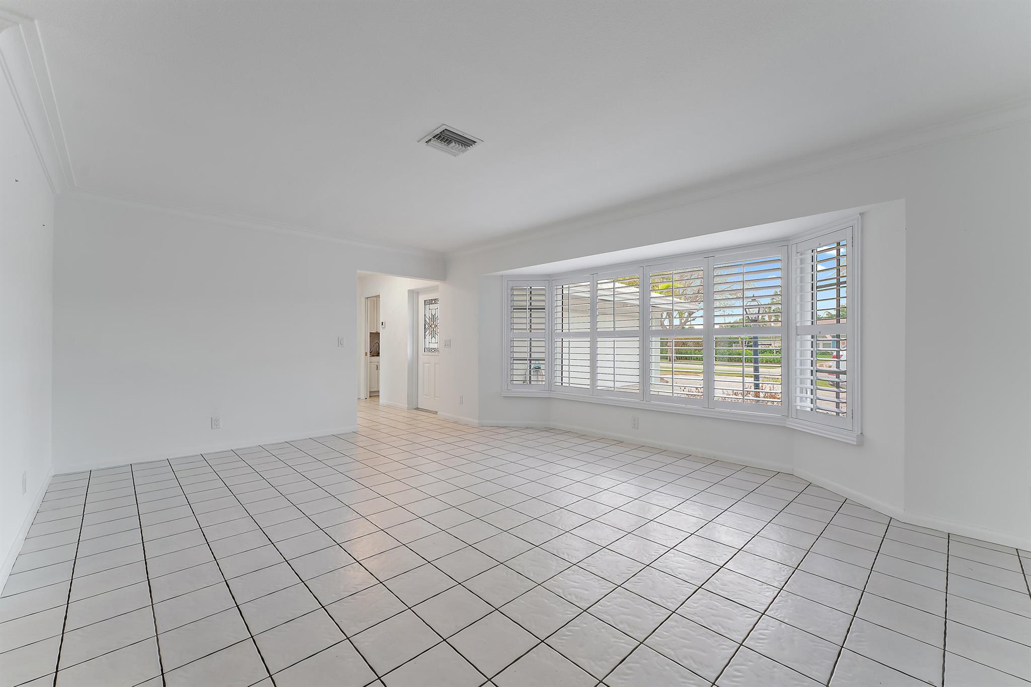 YACHT CLUB - Residential Lease