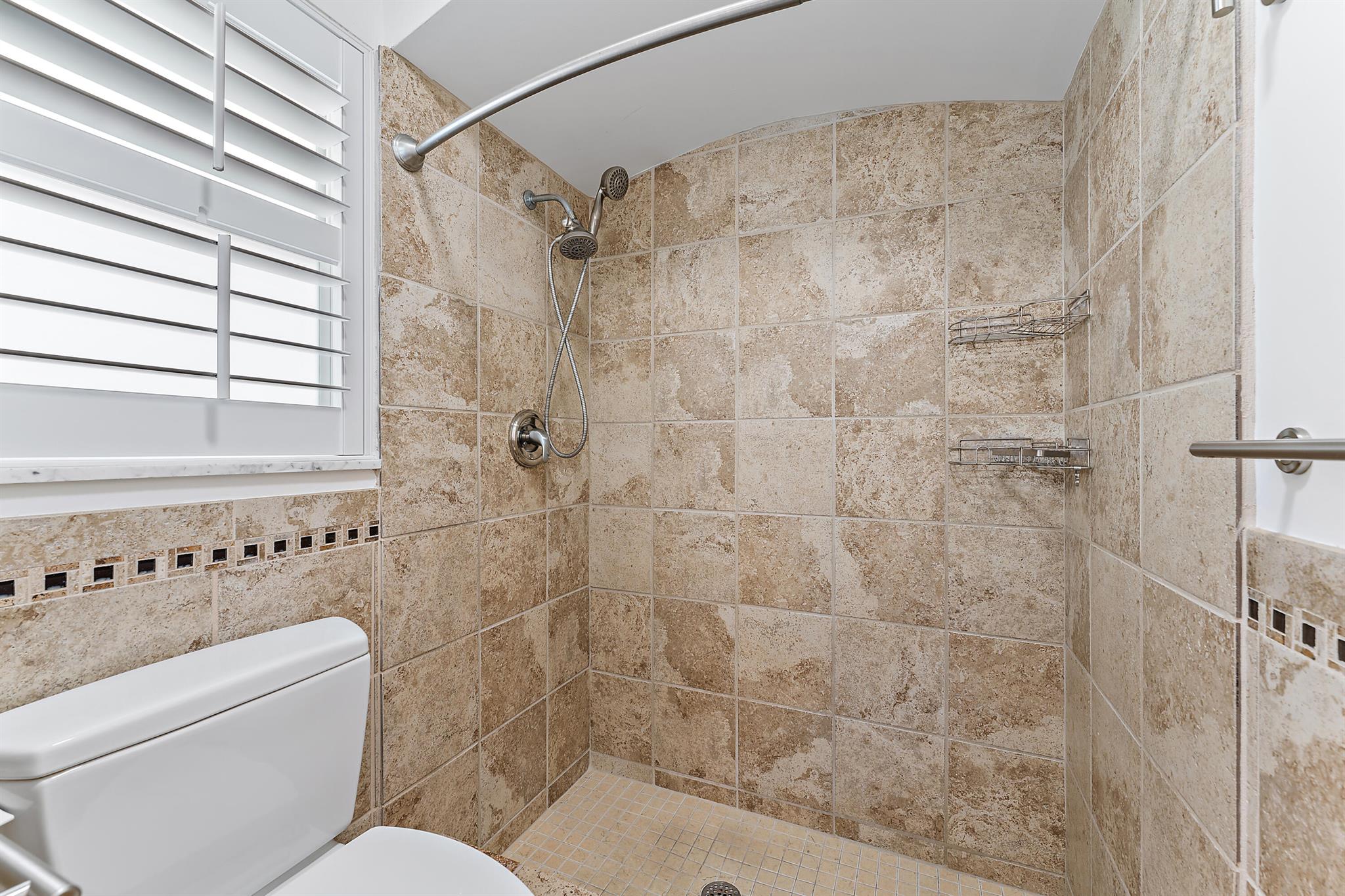 YACHT CLUB - Residential Lease