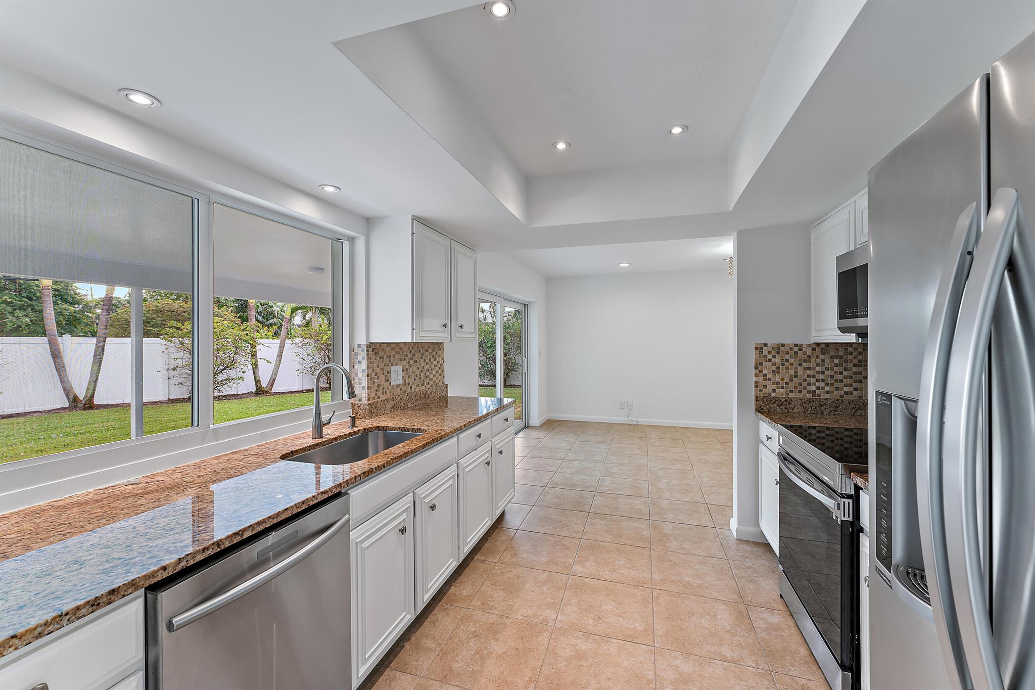 YACHT CLUB - Residential Lease