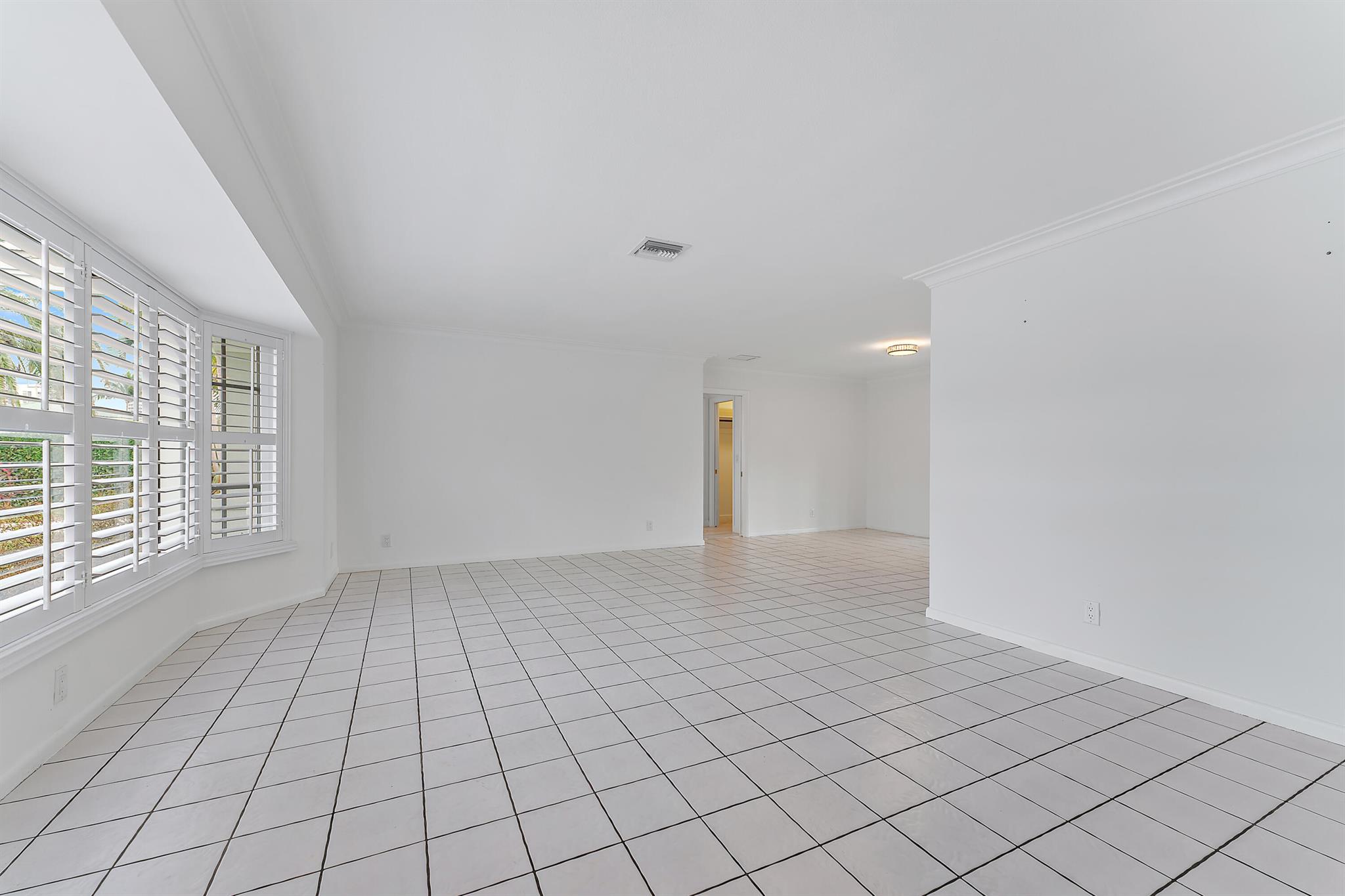 YACHT CLUB - Residential Lease