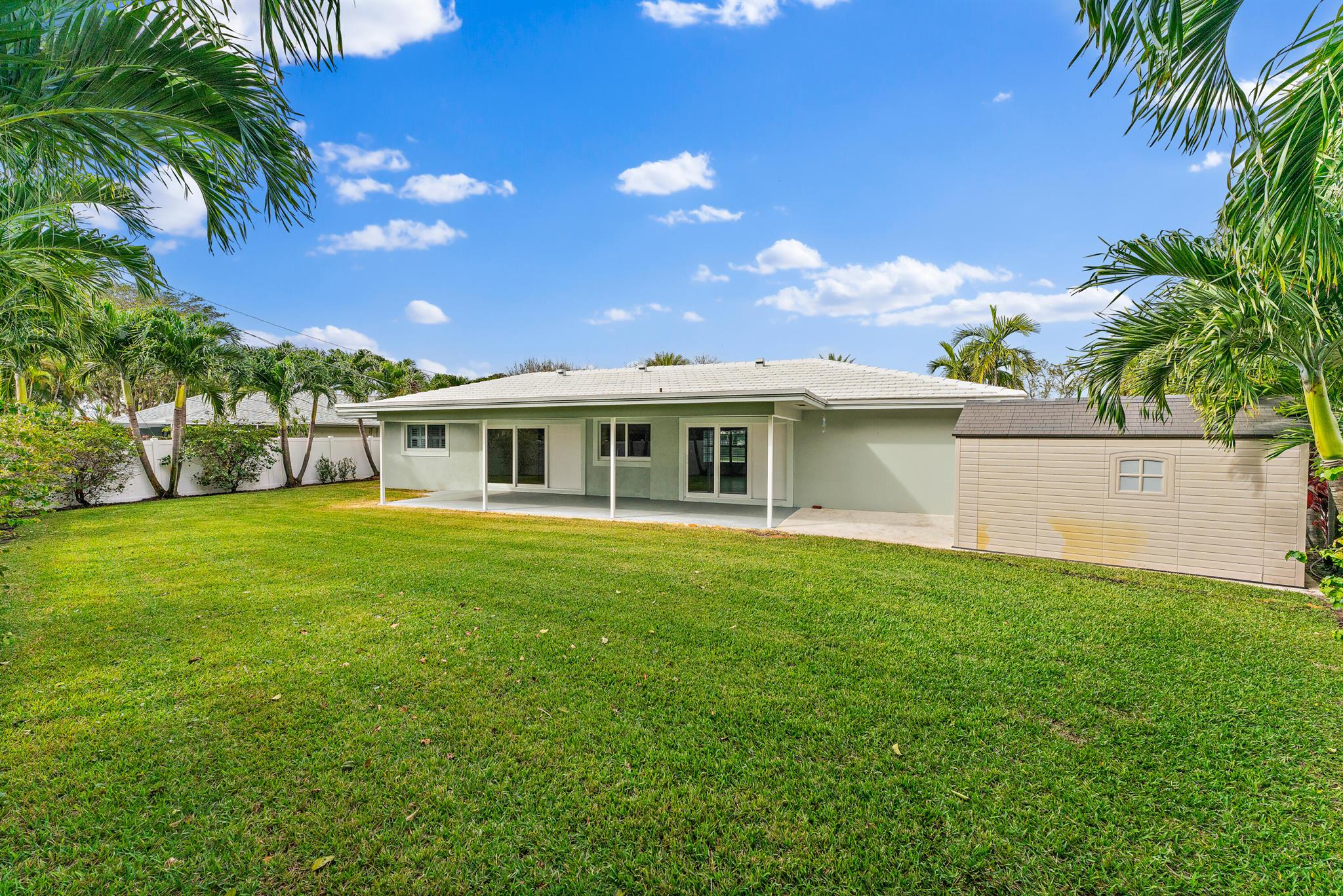 YACHT CLUB - Residential Lease