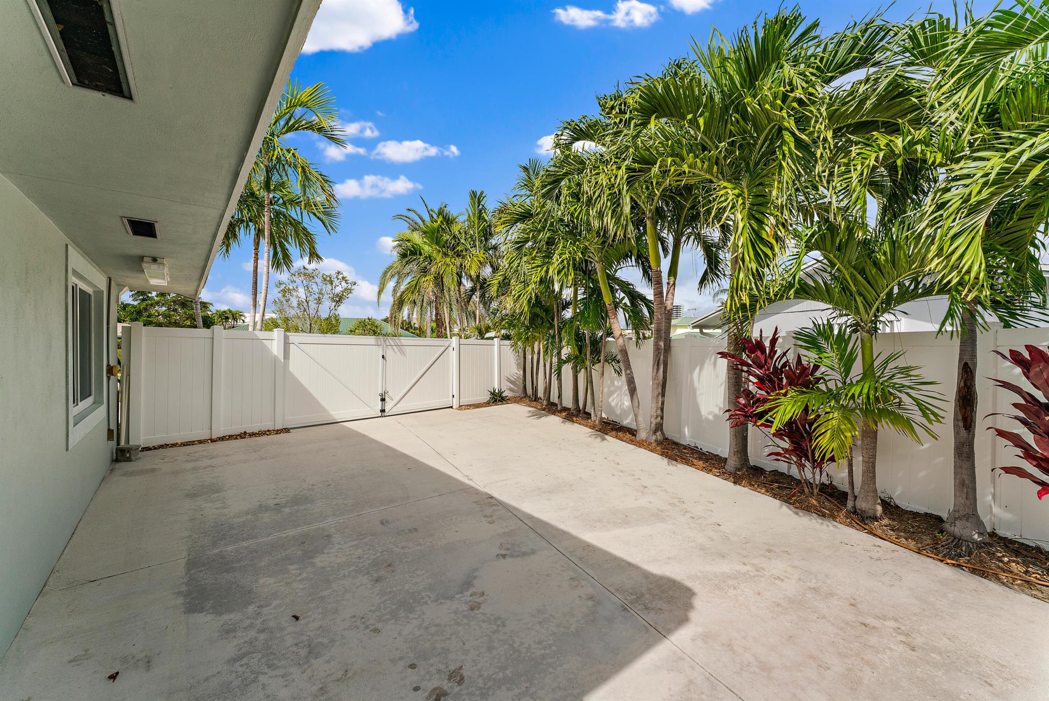 YACHT CLUB - Residential Lease