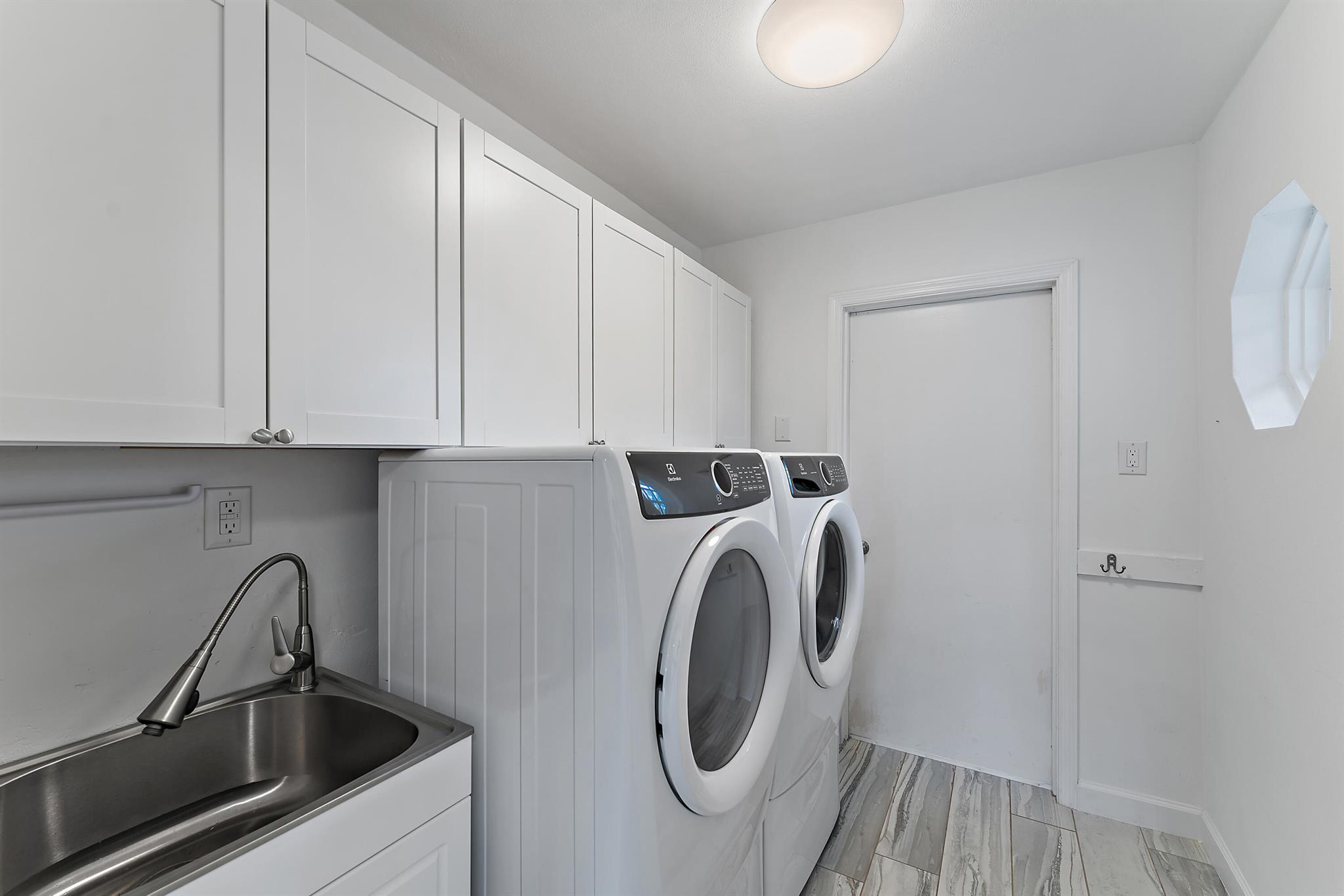 YACHT CLUB - Residential Lease