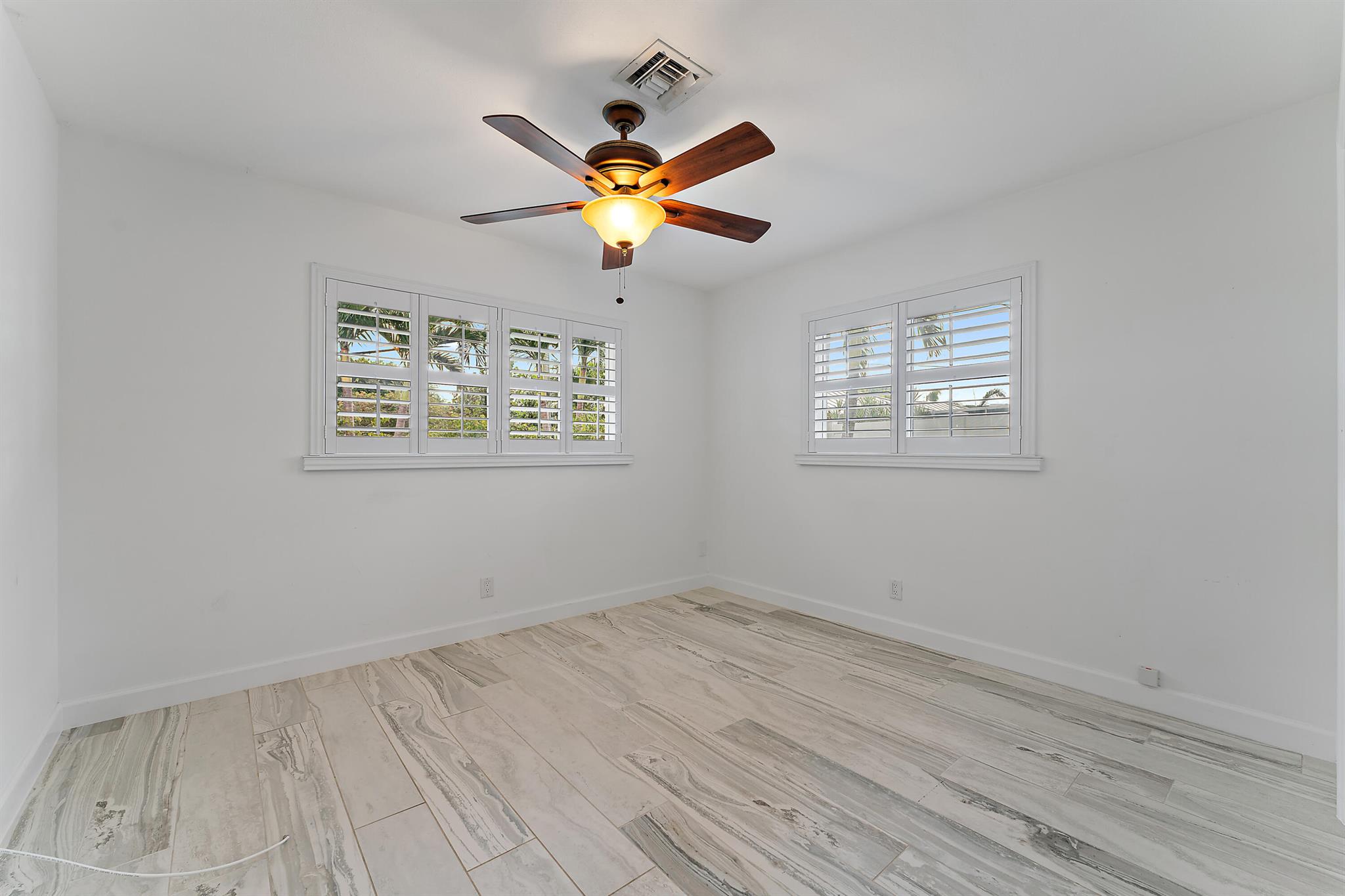 YACHT CLUB - Residential Lease