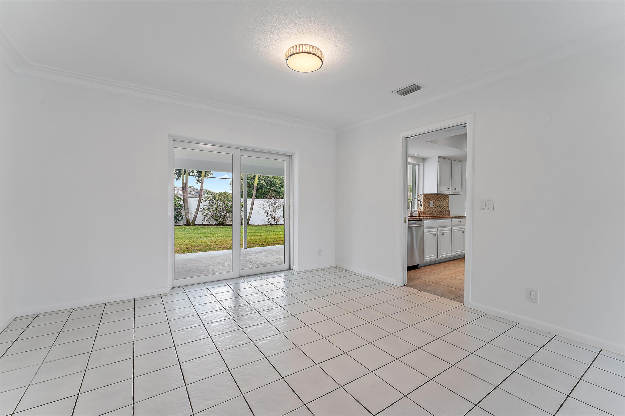 YACHT CLUB - Residential Lease