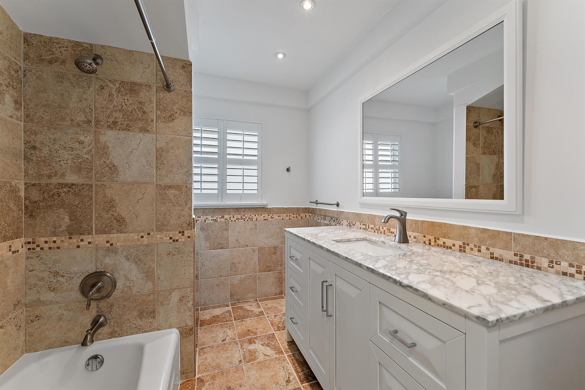 YACHT CLUB - Residential Lease