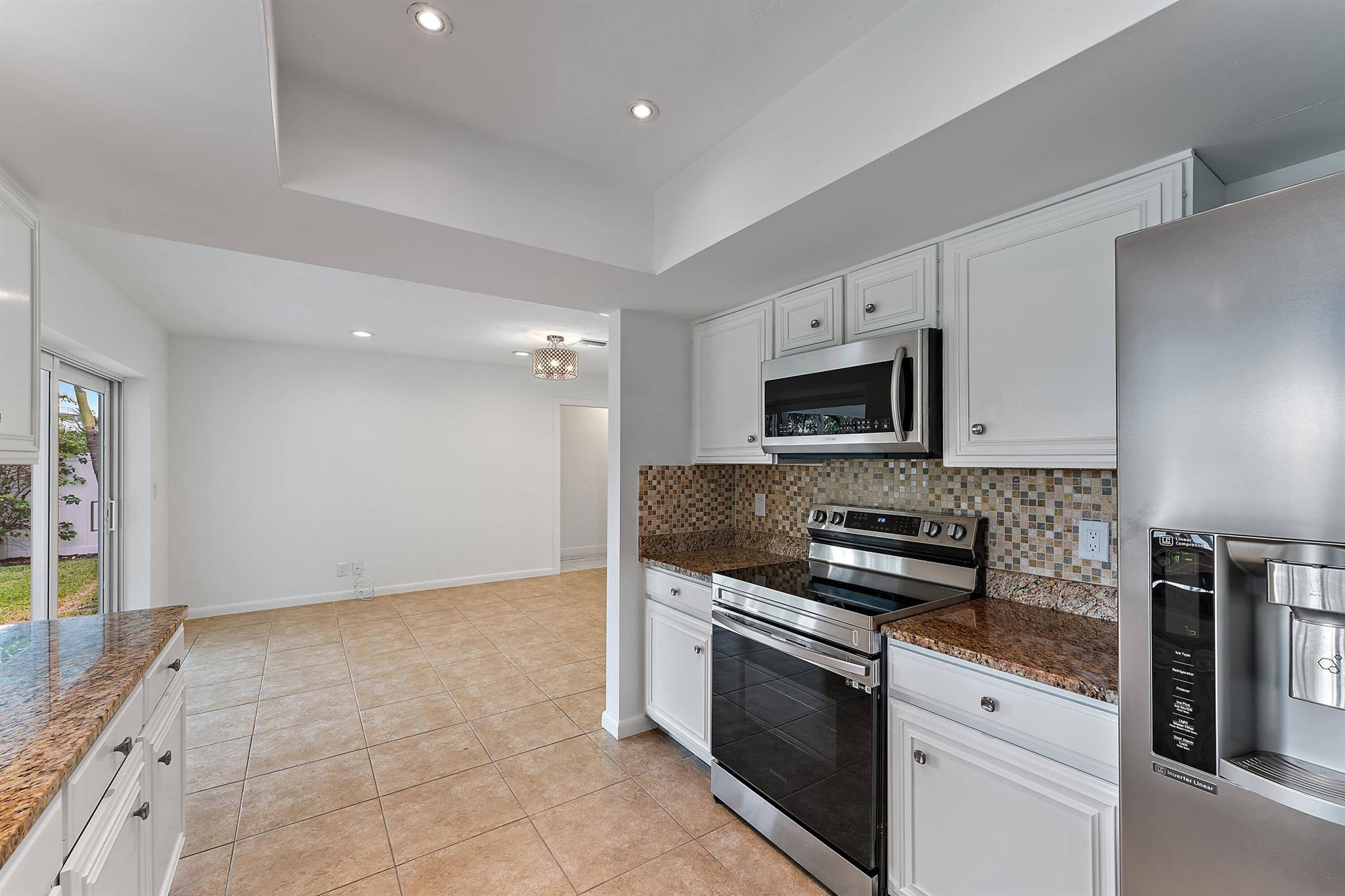 YACHT CLUB - Residential Lease