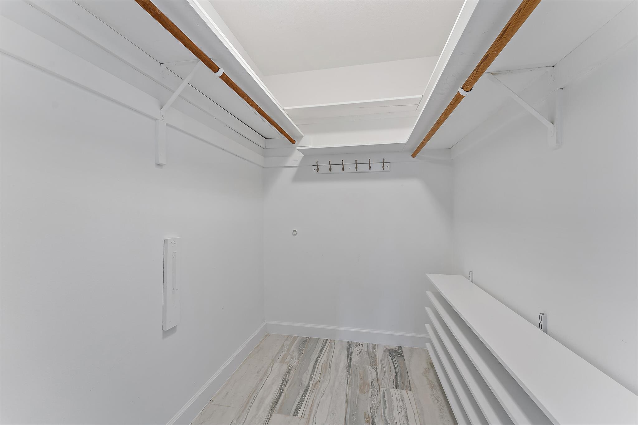 YACHT CLUB - Residential Lease