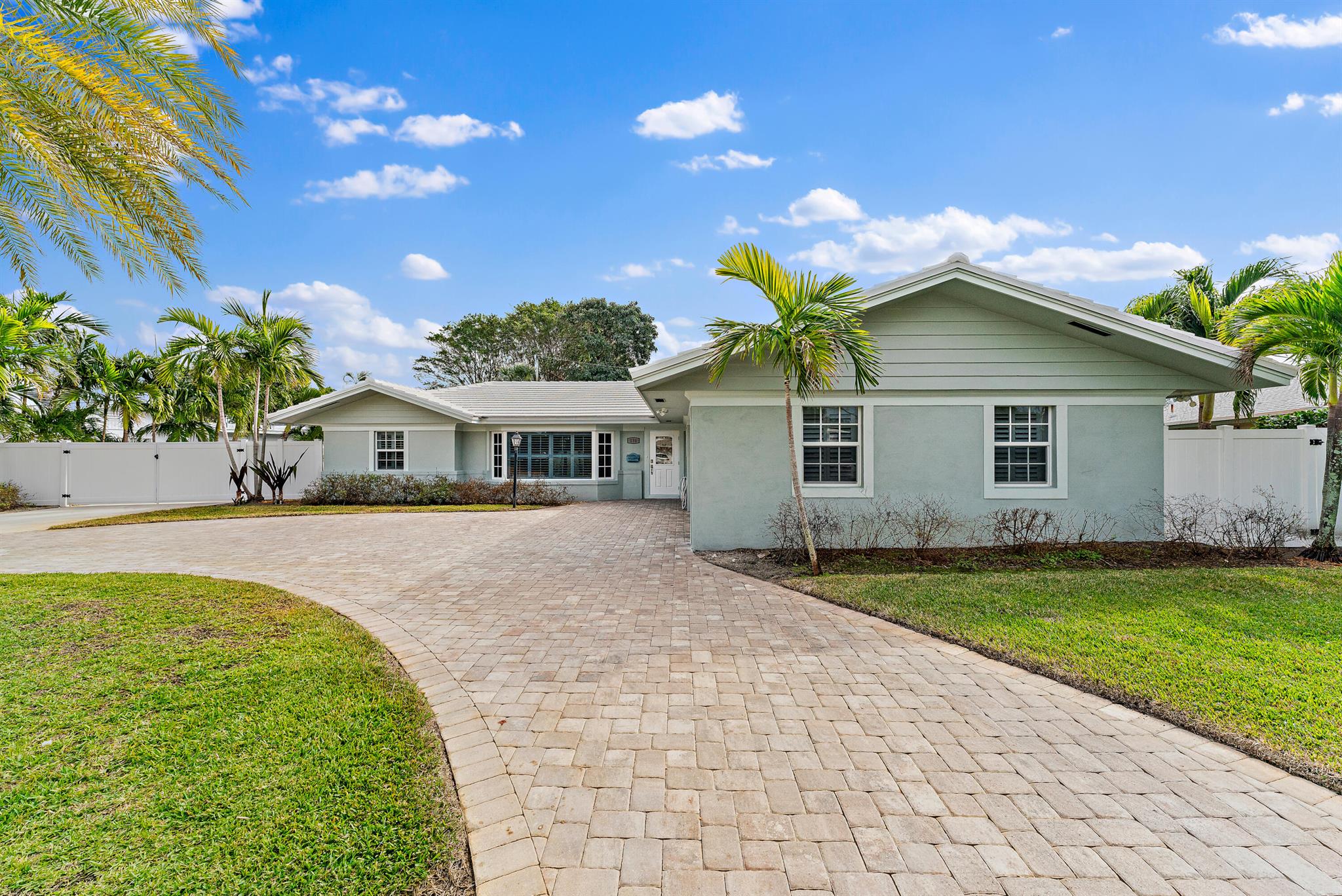 YACHT CLUB - Residential Lease