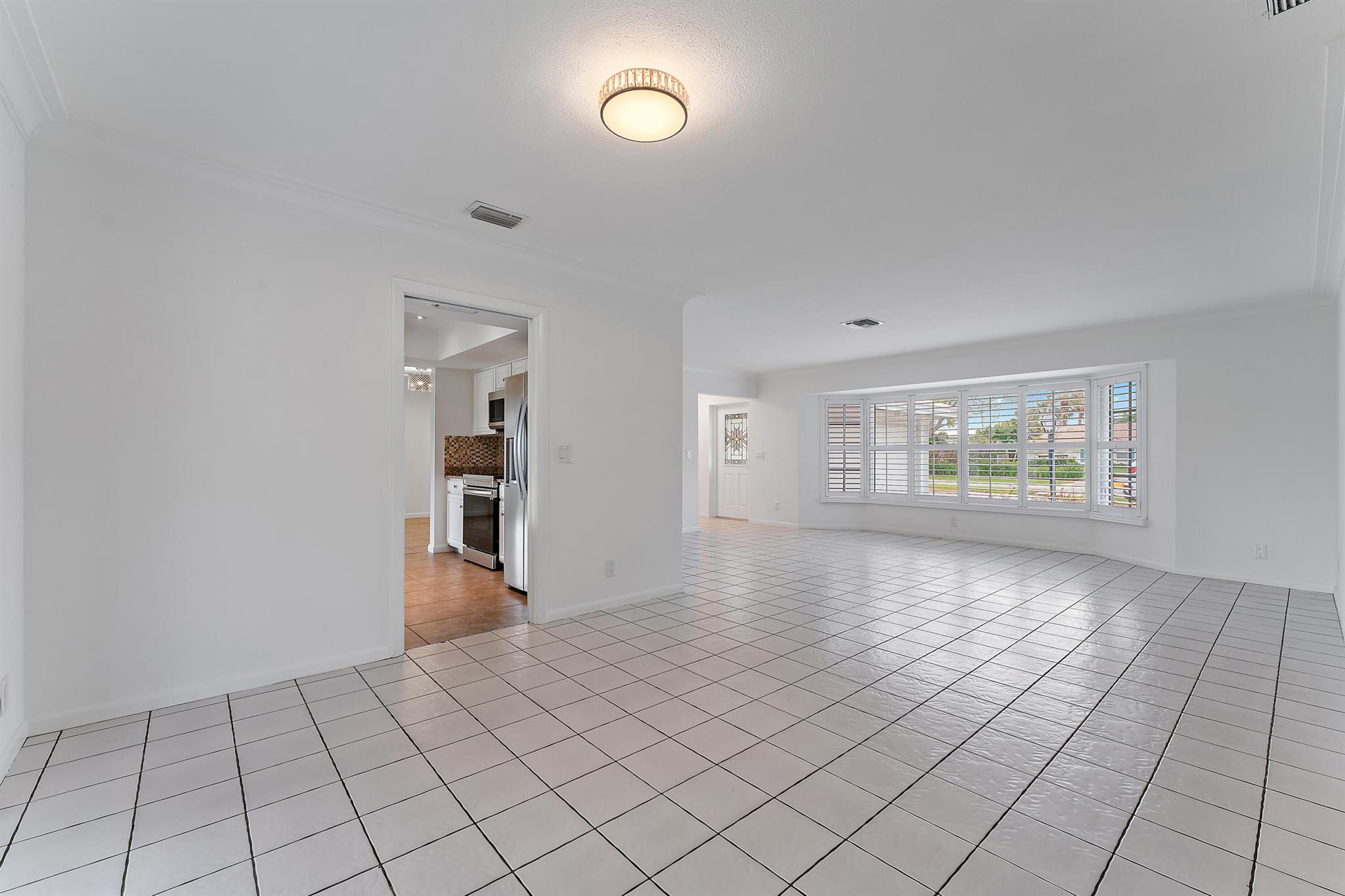 YACHT CLUB - Residential Lease