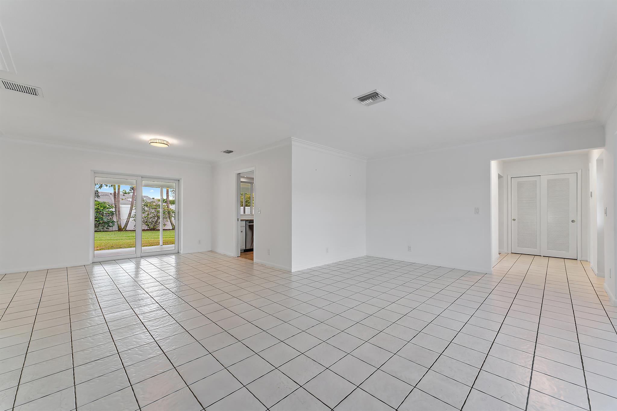 YACHT CLUB - Residential Lease