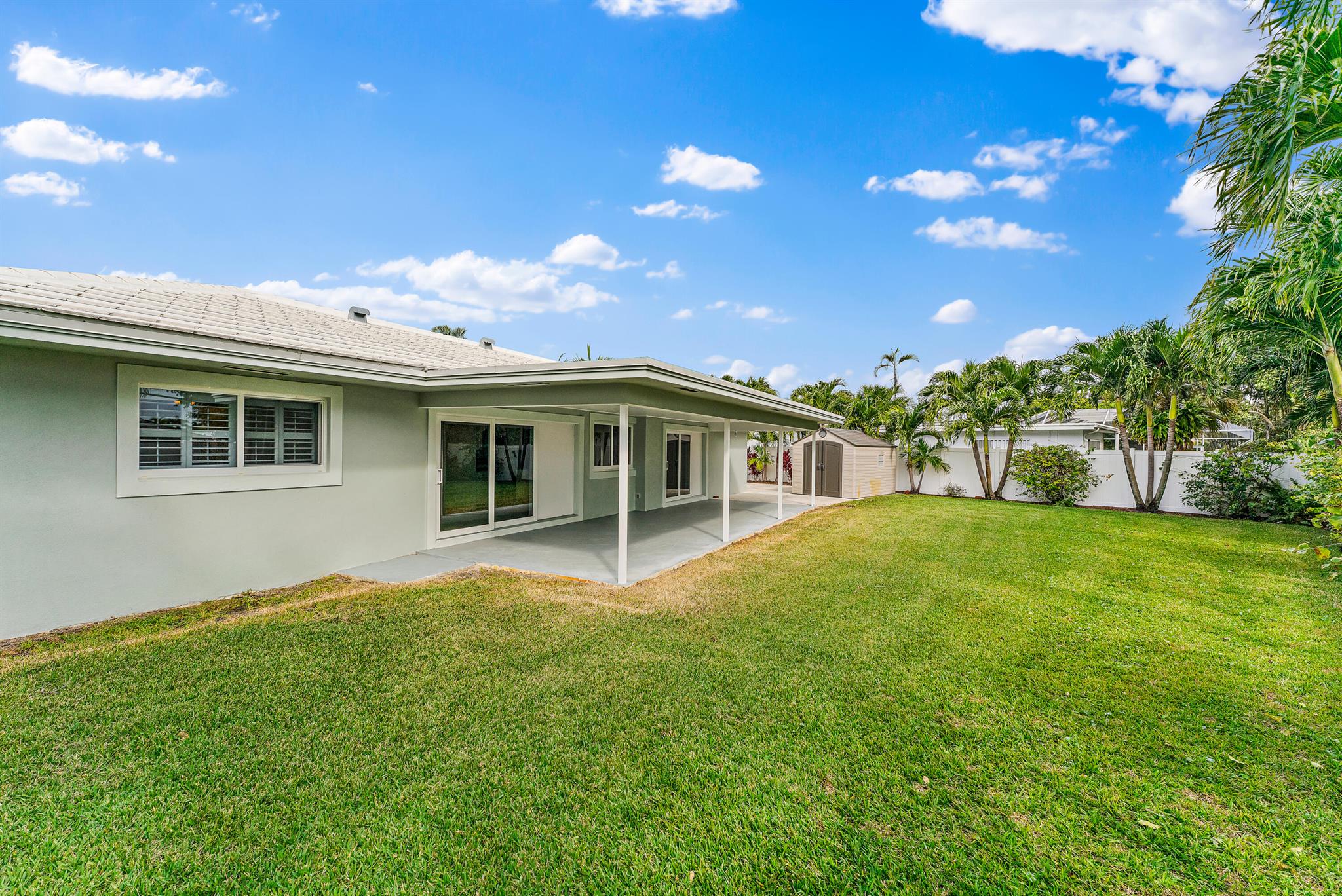 YACHT CLUB - Residential Lease