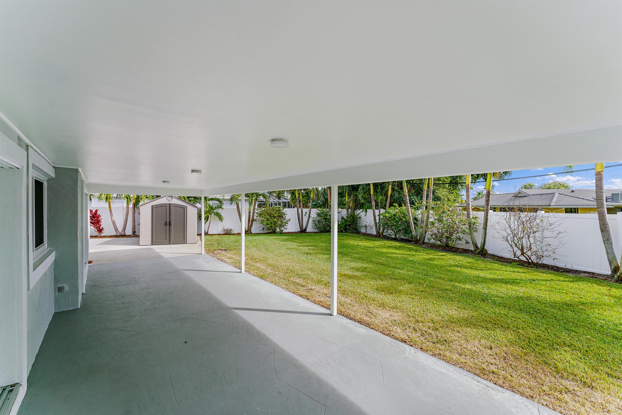 YACHT CLUB - Residential Lease