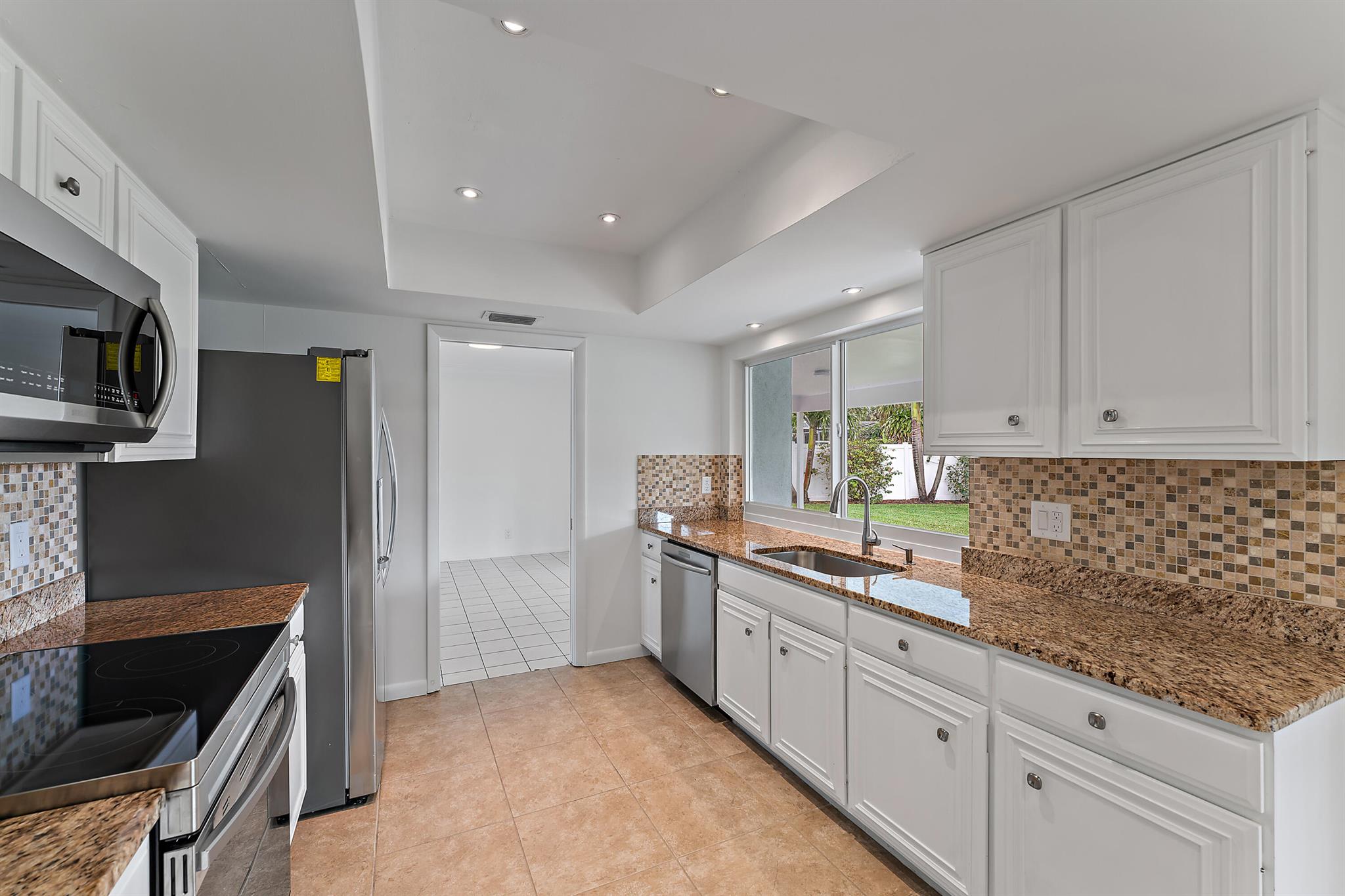 YACHT CLUB - Residential Lease