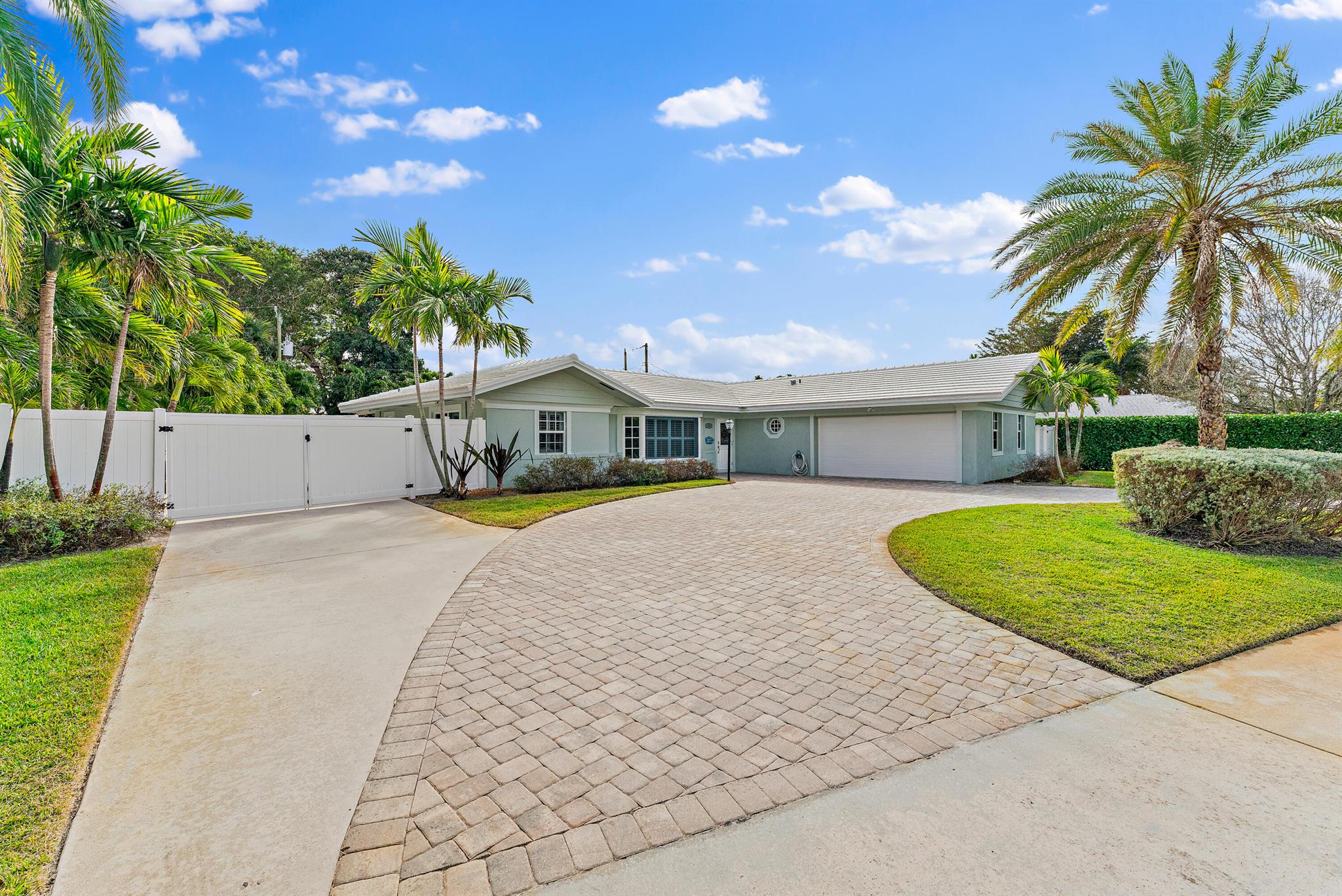 YACHT CLUB - Residential Lease