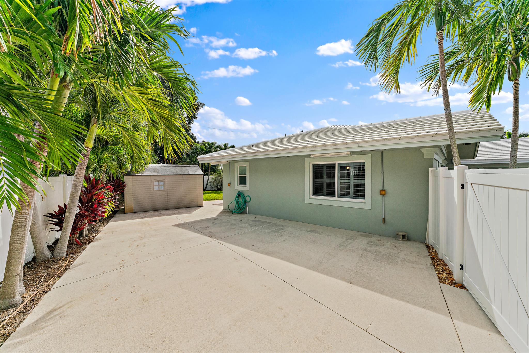 YACHT CLUB - Residential Lease