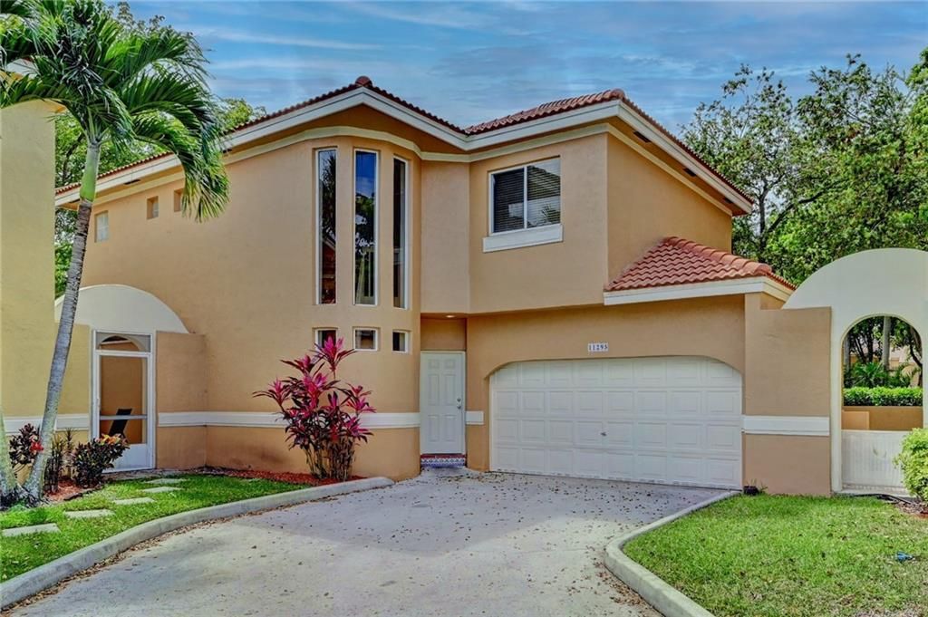 Photo of 11295 Lakeview Dr, Coral Springs, FL 33071 (MLS # F10276456)