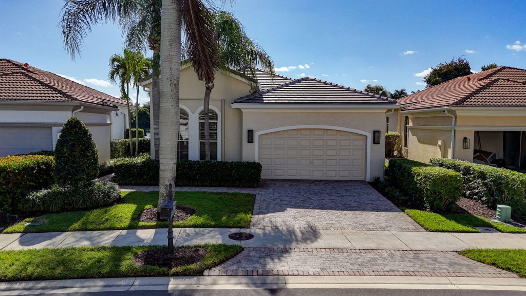 Photo of 114 ANDALUSIA Way, Palm Beach Gardens, FL 33418 (MLS # B26092706)